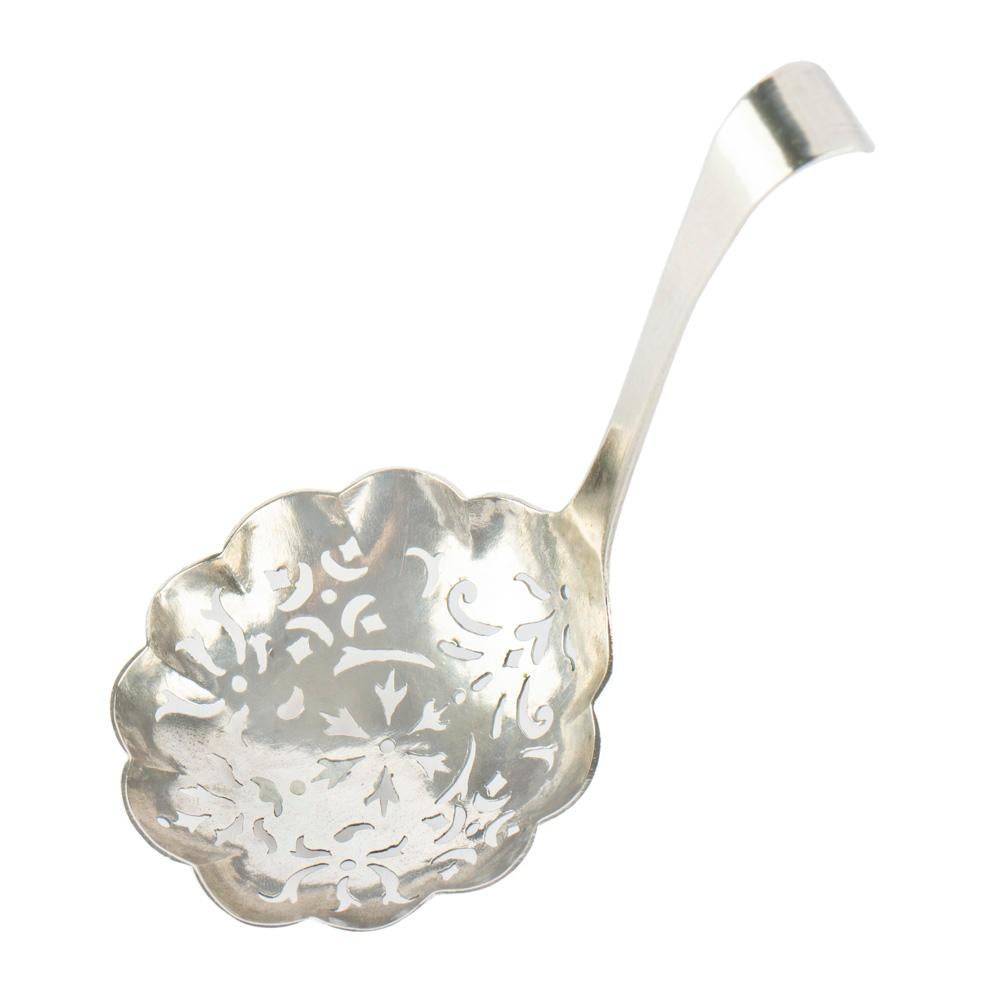 Este raro colador de azúcar de plata holandesa del siglo XVIII, procedente de Ámsterdam, es obra de Hendrik Nieuwland (en activo entre 1785 y 1806) y está fechado en 1788. Con un asa suavemente curvada que se apoya en el borde del azucarero para