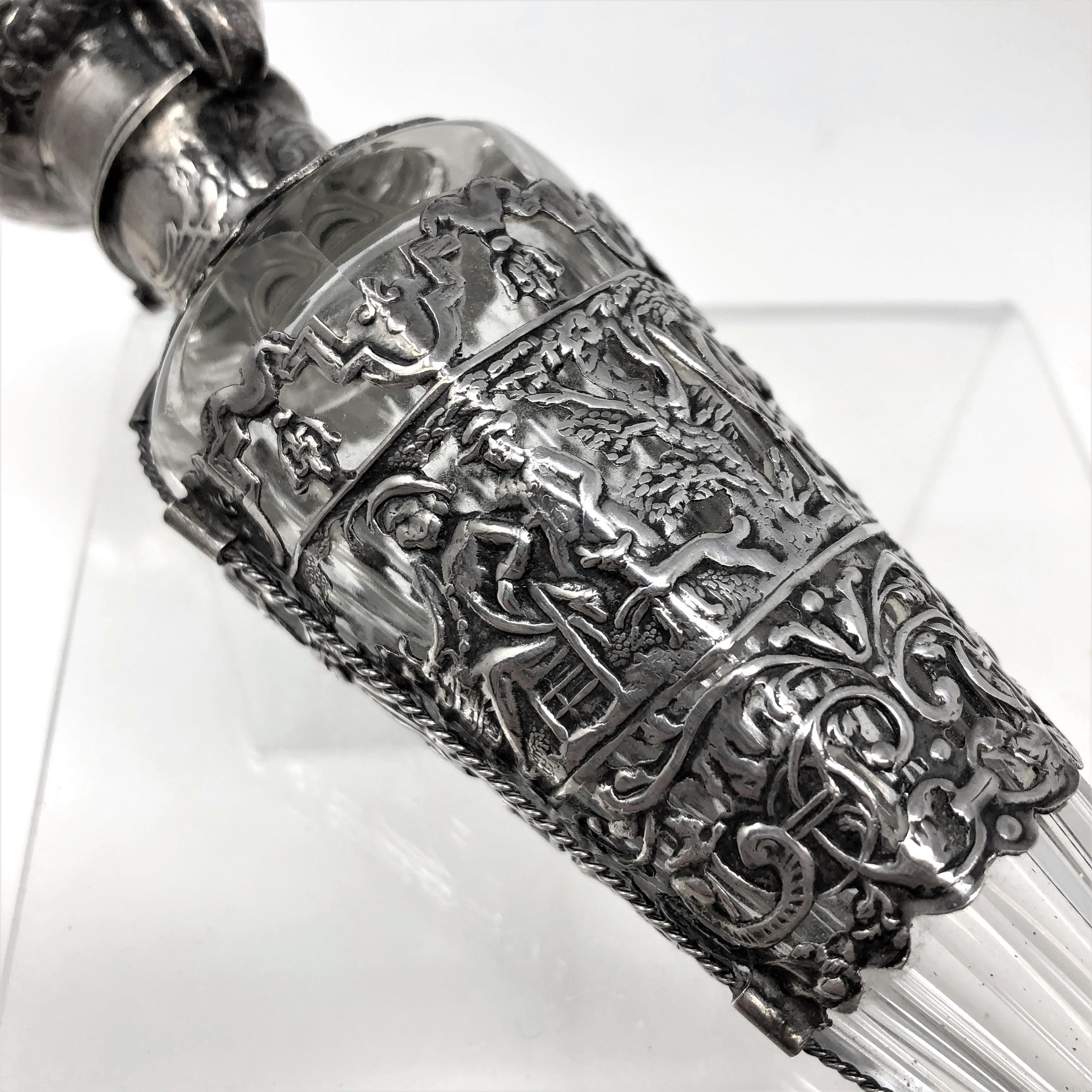 Französische Parfüm-Zylinderflasche aus Sterlingsilber und geschliffenem Kristallglas aus dem 18. Jahrhundert (Rokoko) im Angebot