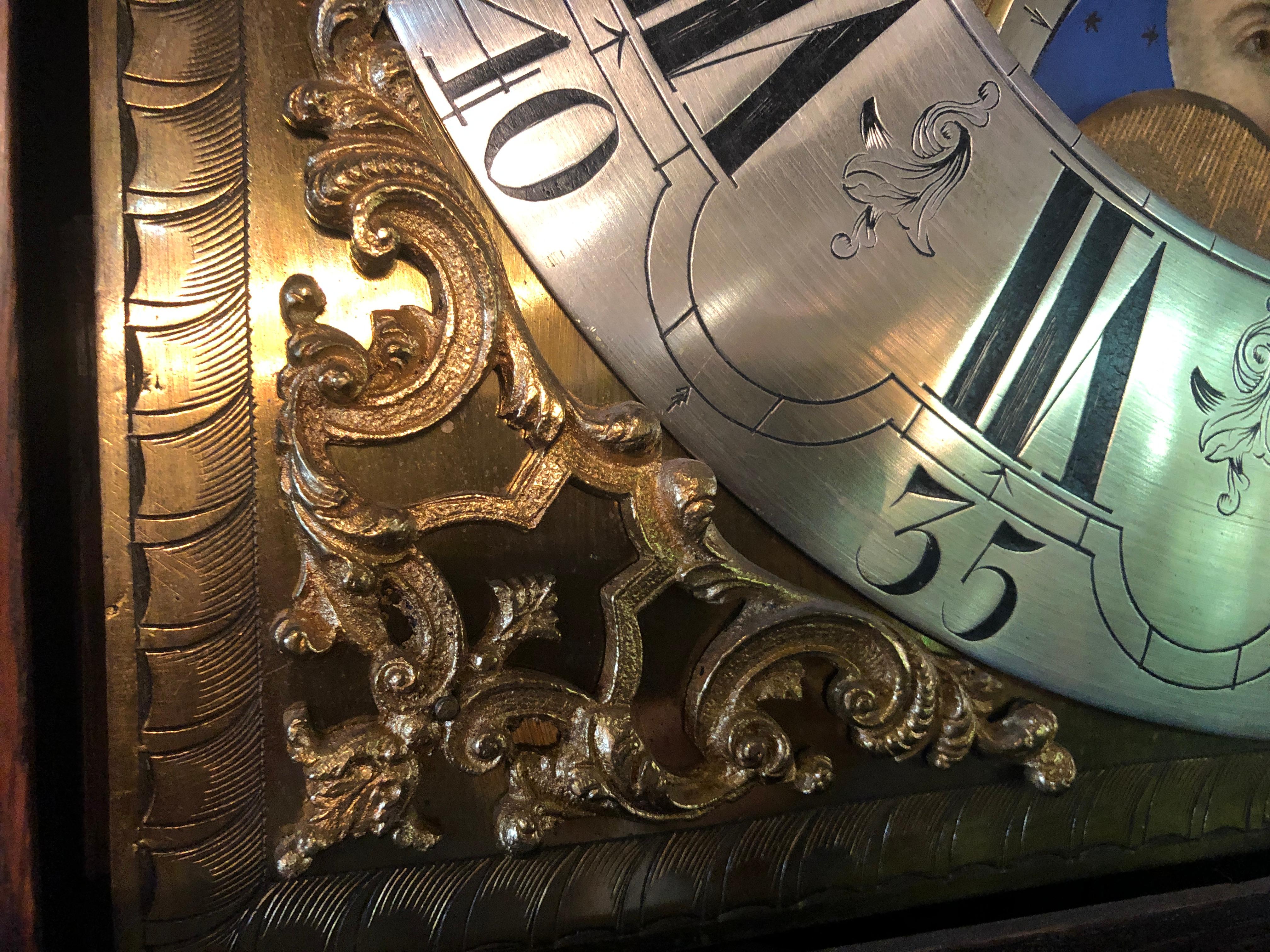 Eine holländische Rokoko-Automatikuhr mit vergoldetem Metallgehäuse aus Wurzelnuss und Intarsien. Eine fast identische Uhr ist Teil der Sammlung des New Bedford Whaling Museum. Signiert Christoffel Abke:: Amsterdam:: Mitte des 18. Jahrhunderts. 
Das