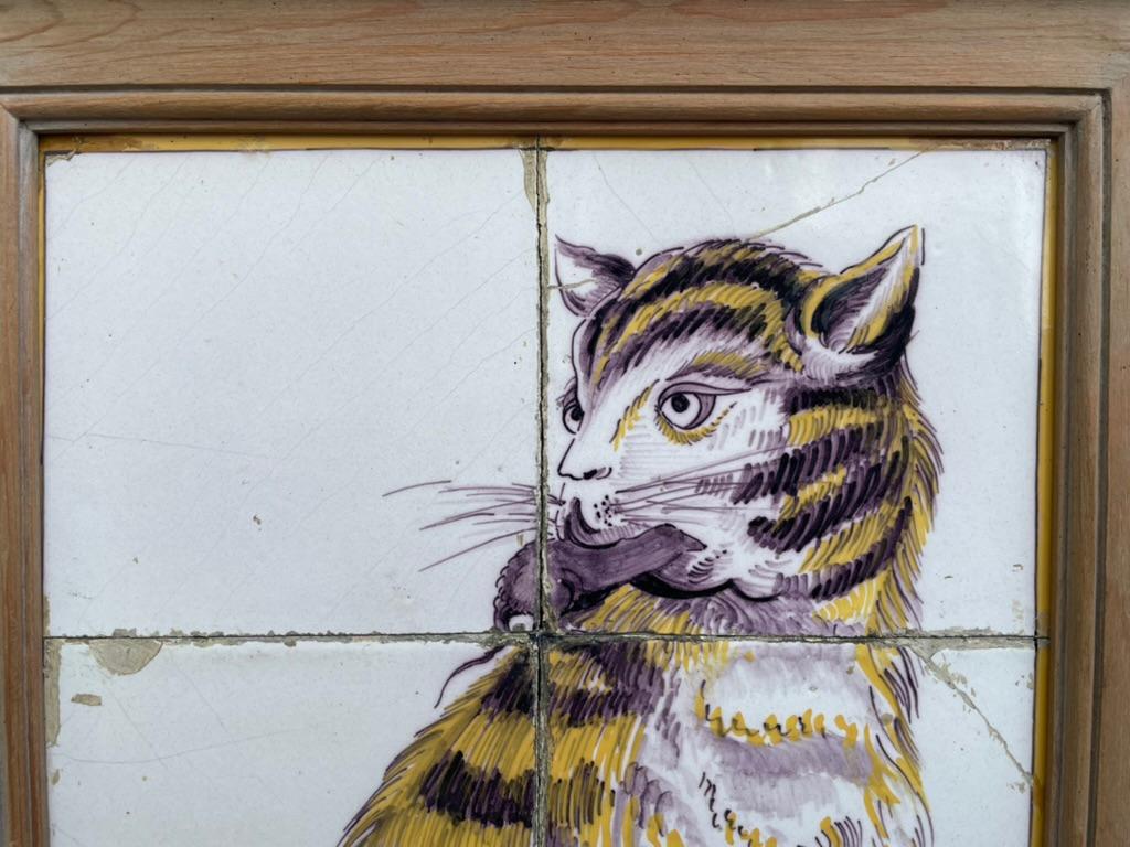 Vernissé Peinture hollandaise du 18ème siècle en carreaux représentant un chat avec une souris en vente