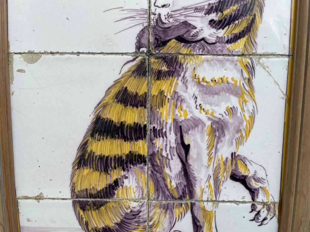 Peinture hollandaise du 18ème siècle en carreaux représentant un chat avec une souris Bon état - En vente à Stamford, CT