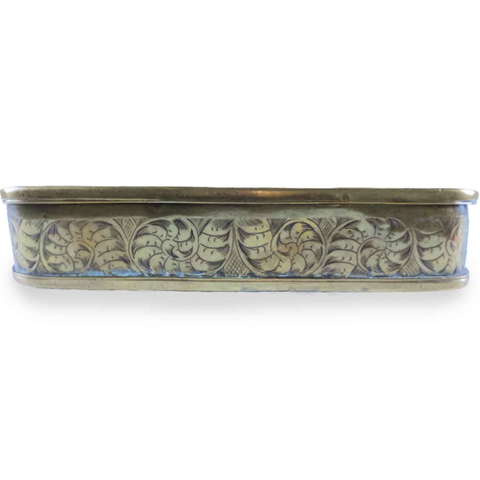 18th Century Dutch Tobacco Box Engraved Brass Snuff Box Brass with Figures In Good Condition For Sale In Milan, IT