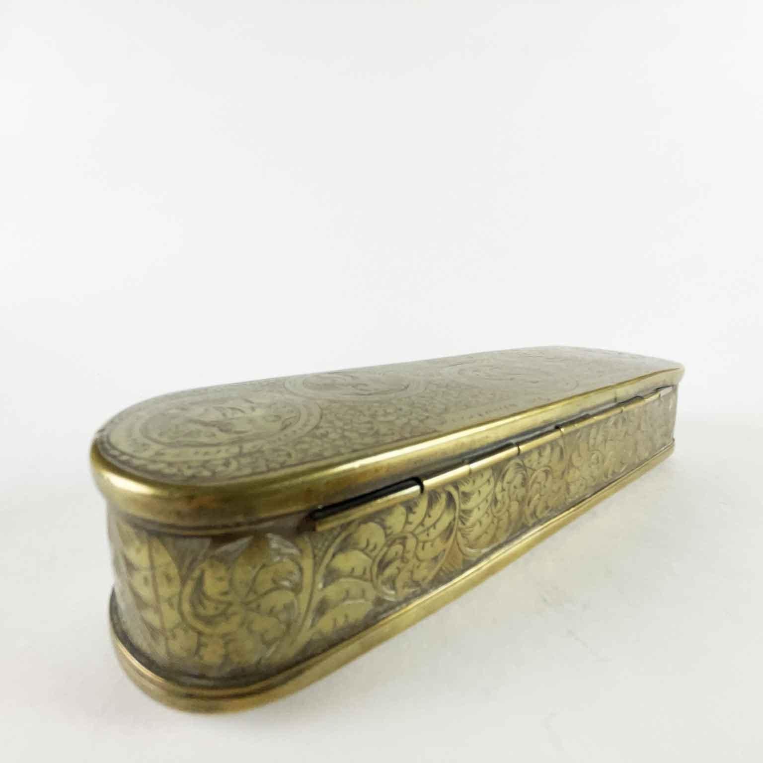 18th Century Dutch Tobacco Box Engraved Brass Snuff Box Brass with Figures For Sale 4