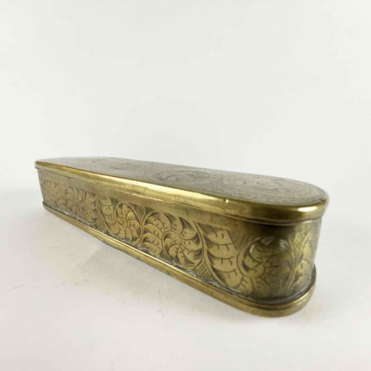18th Century Dutch Tobacco Box Engraved Brass Snuff Box Brass with Figures For Sale 5