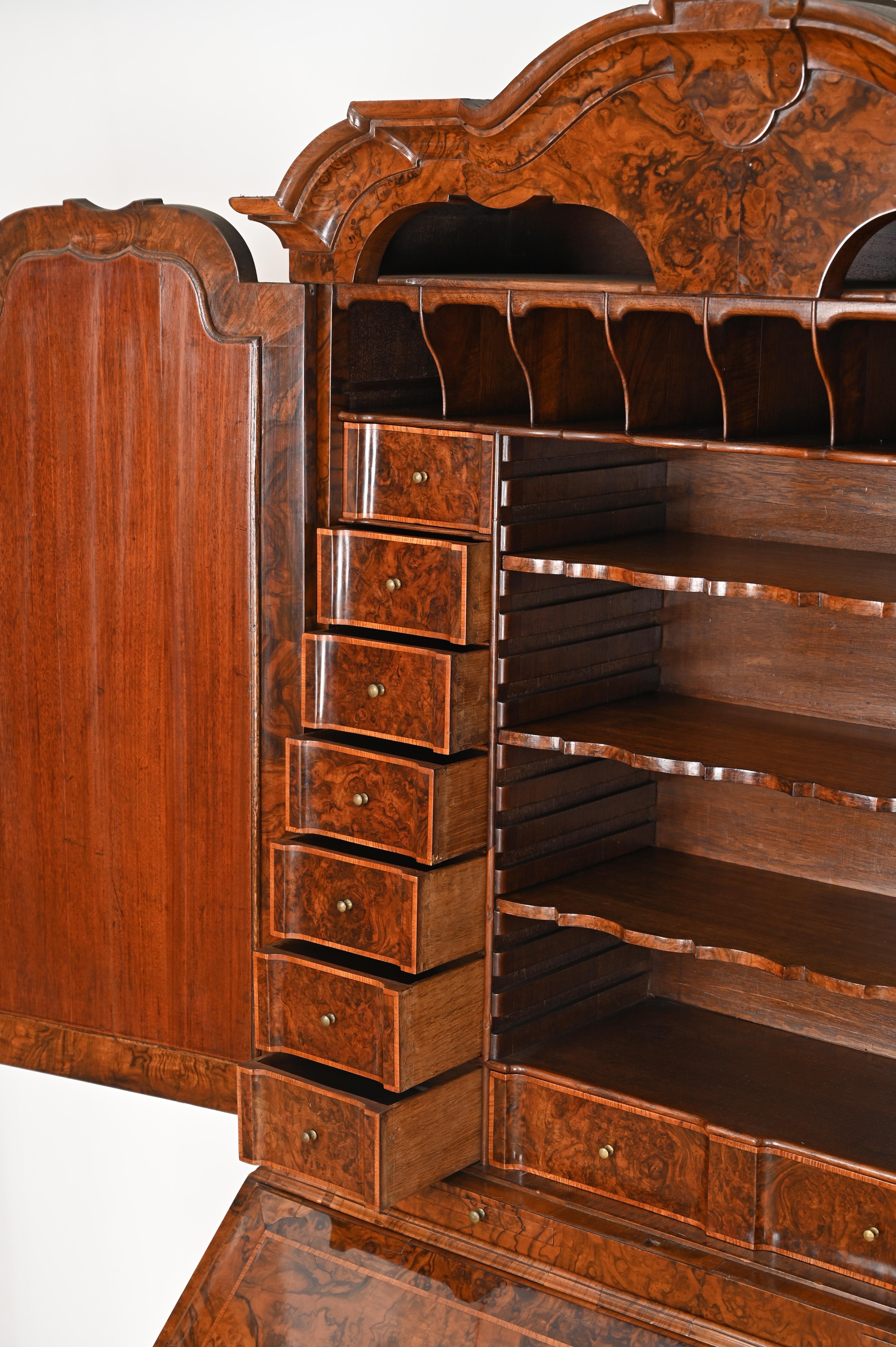 18th-Century Dutch Trumeau Cabinet Bookcase in Burl and Bois de Rose early 1700s For Sale 2