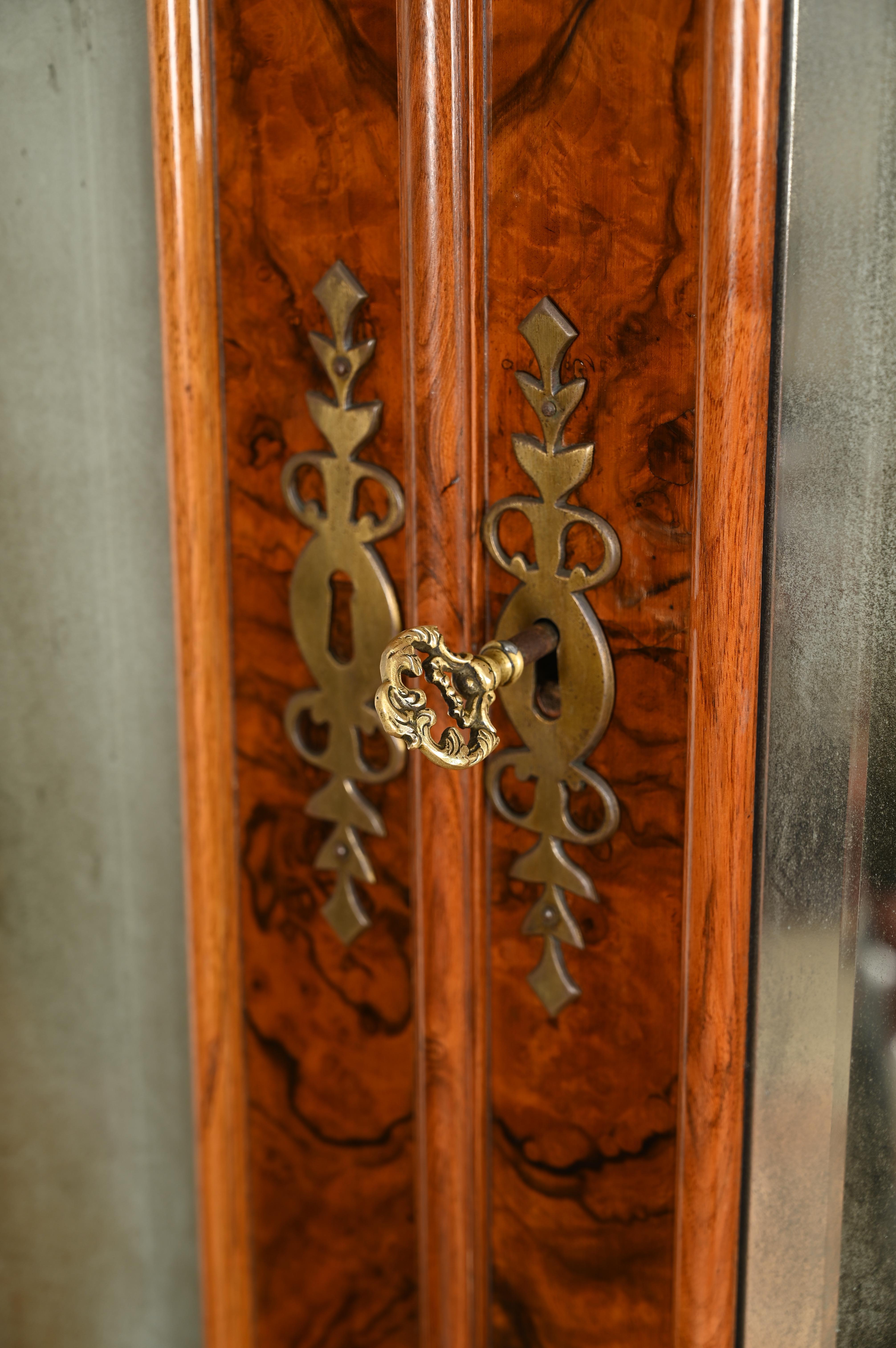 18th-Century Dutch Trumeau Cabinet Bookcase in Burl and Bois de Rose early 1700s For Sale 5