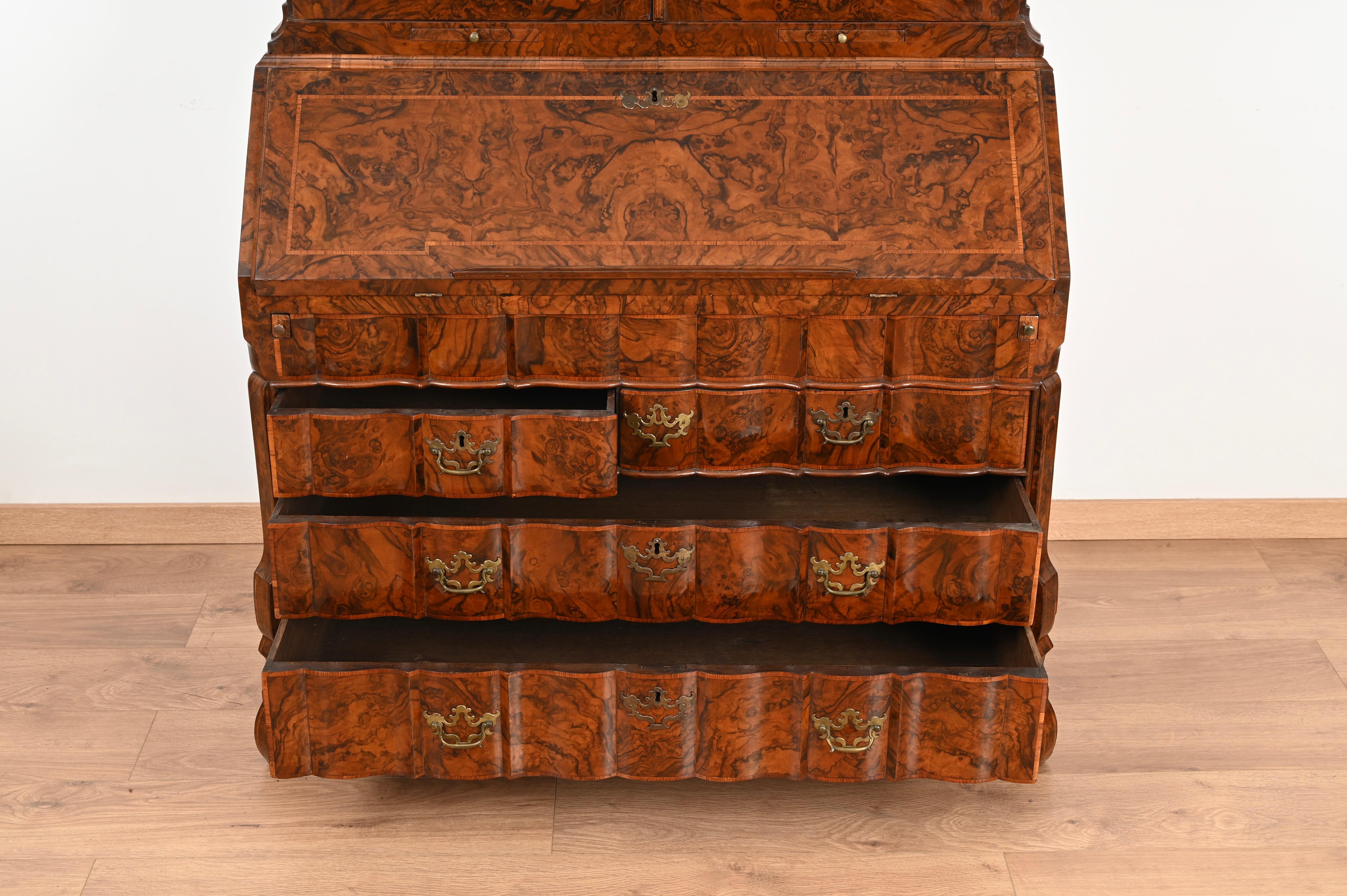 18th-Century Dutch Trumeau Cabinet Bookcase in Burl and Bois de Rose early 1700s For Sale 7