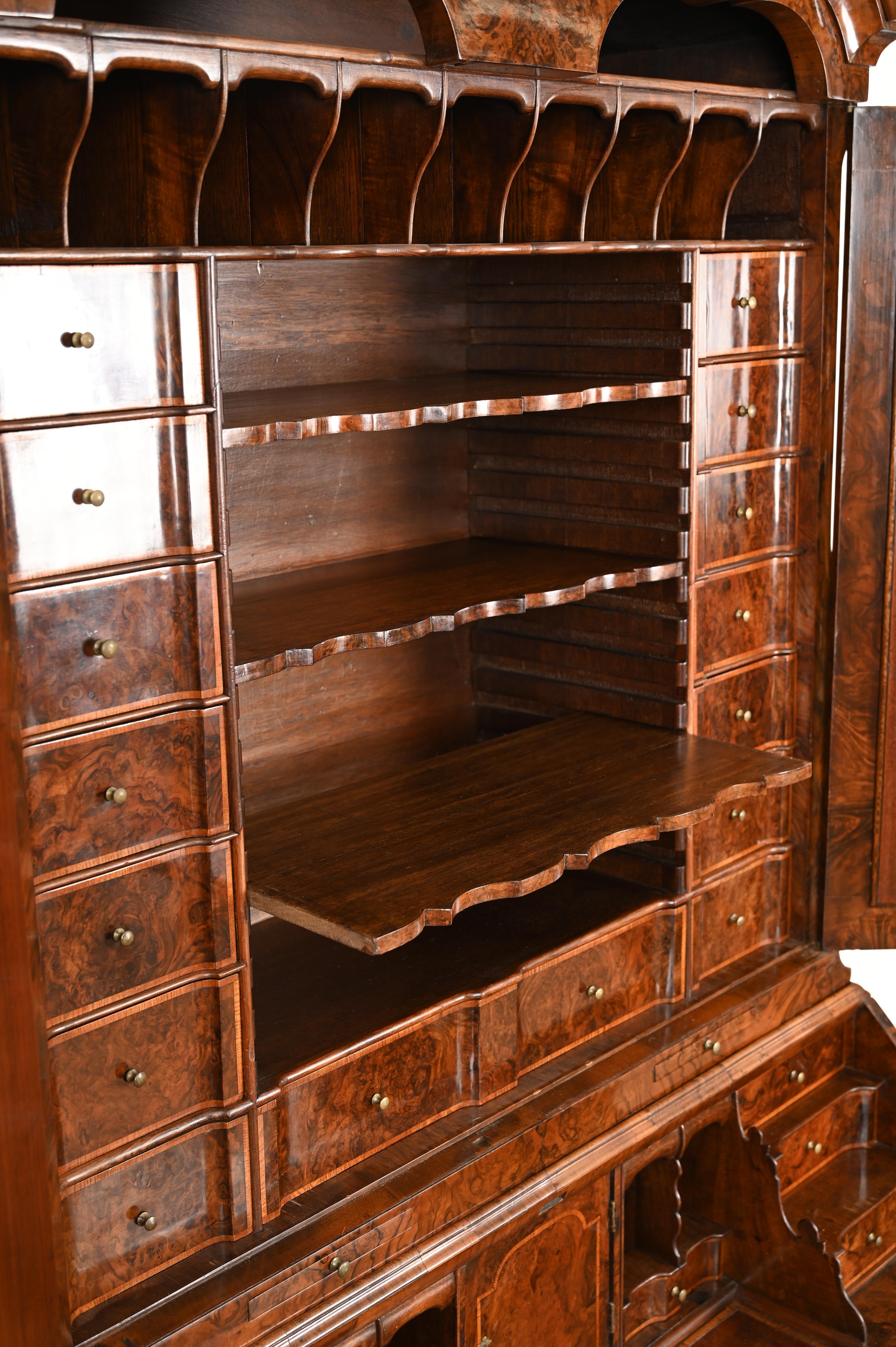 18th-Century Dutch Trumeau Cabinet Bookcase in Burl and Bois de Rose early 1700s For Sale 10