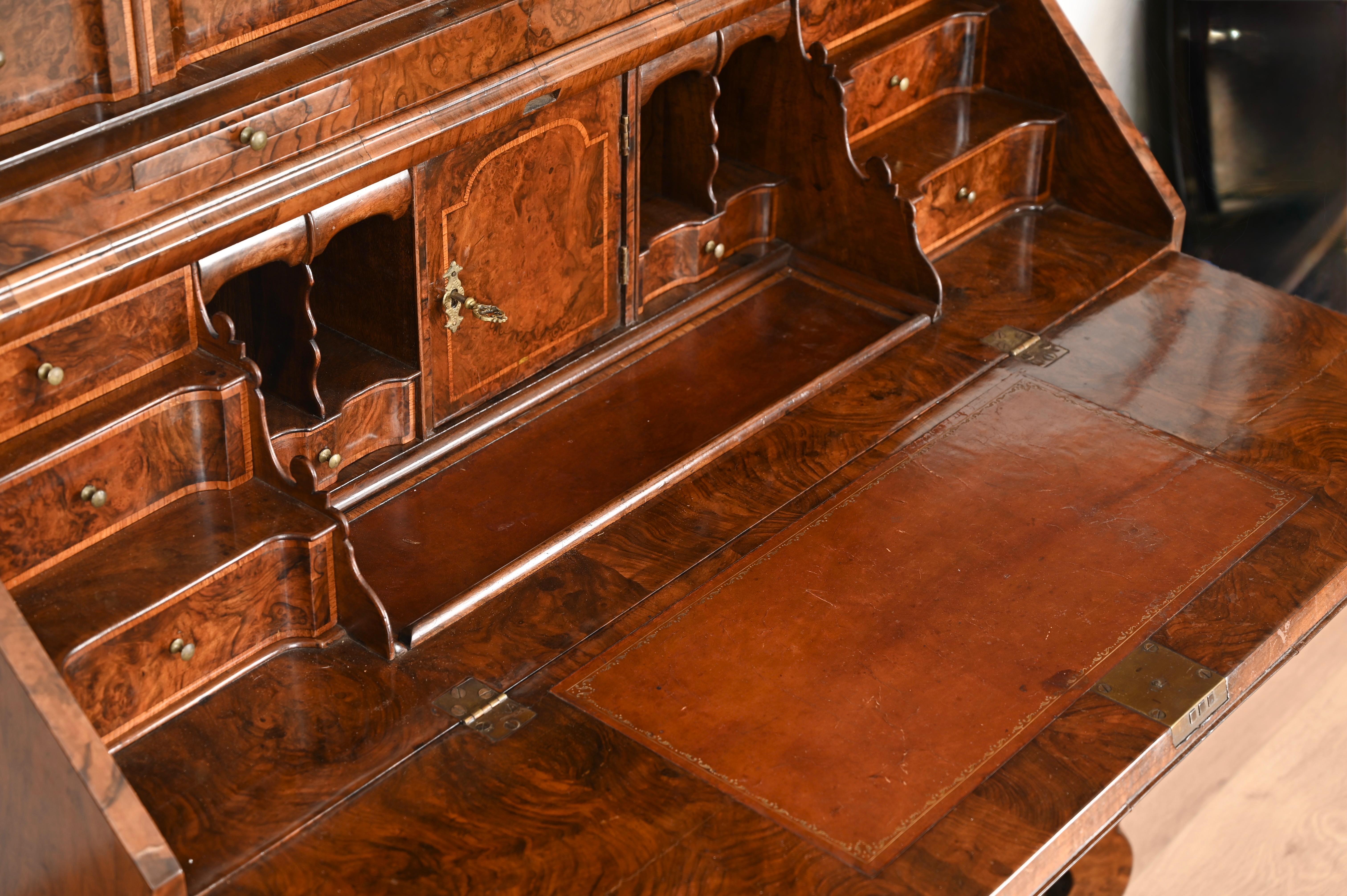 Baroque 18th-Century Dutch Trumeau Cabinet Bookcase in Burl and Bois de Rose early 1700s For Sale