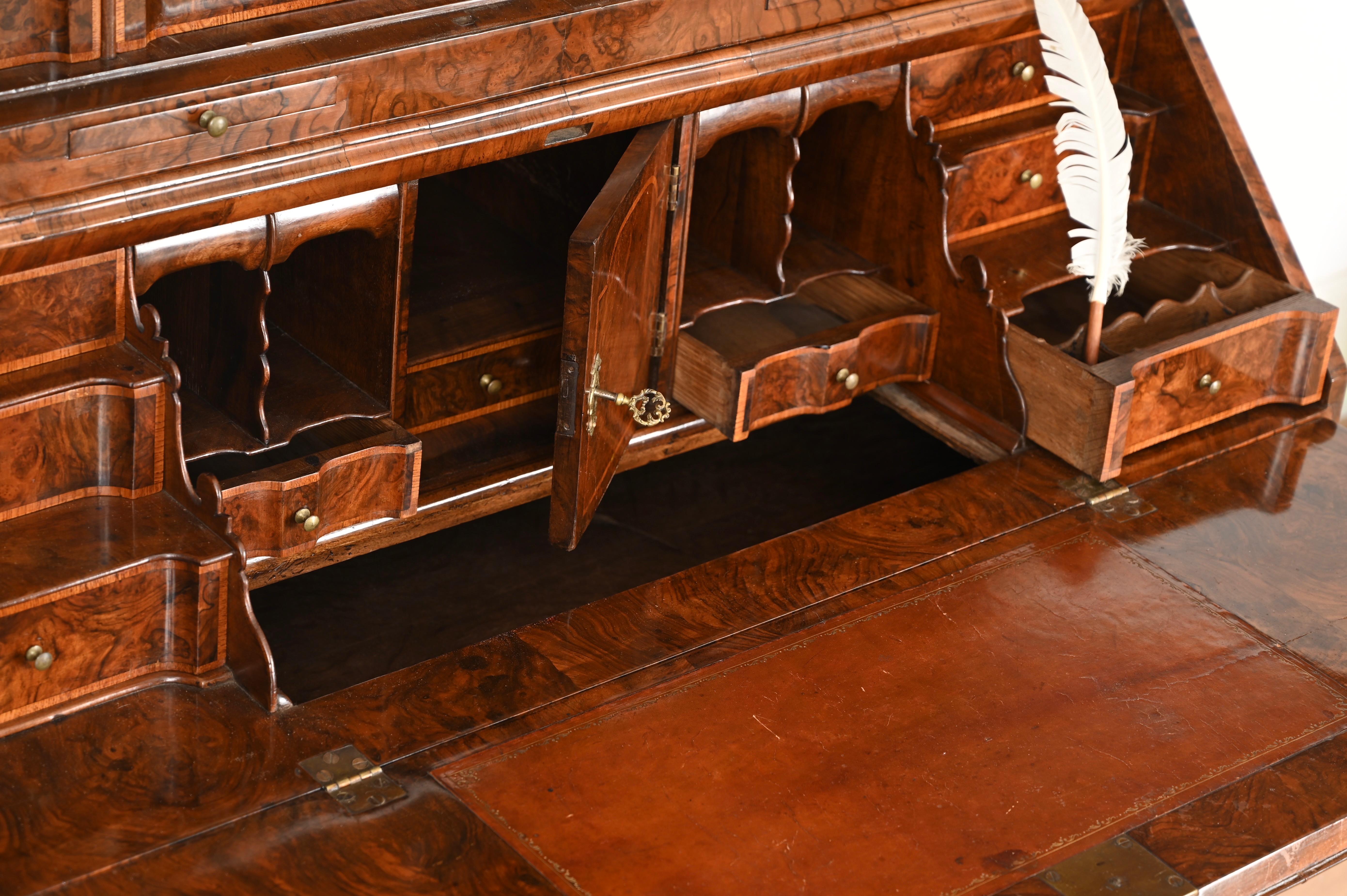 Italian 18th-Century Dutch Trumeau Cabinet Bookcase in Burl and Bois de Rose early 1700s For Sale