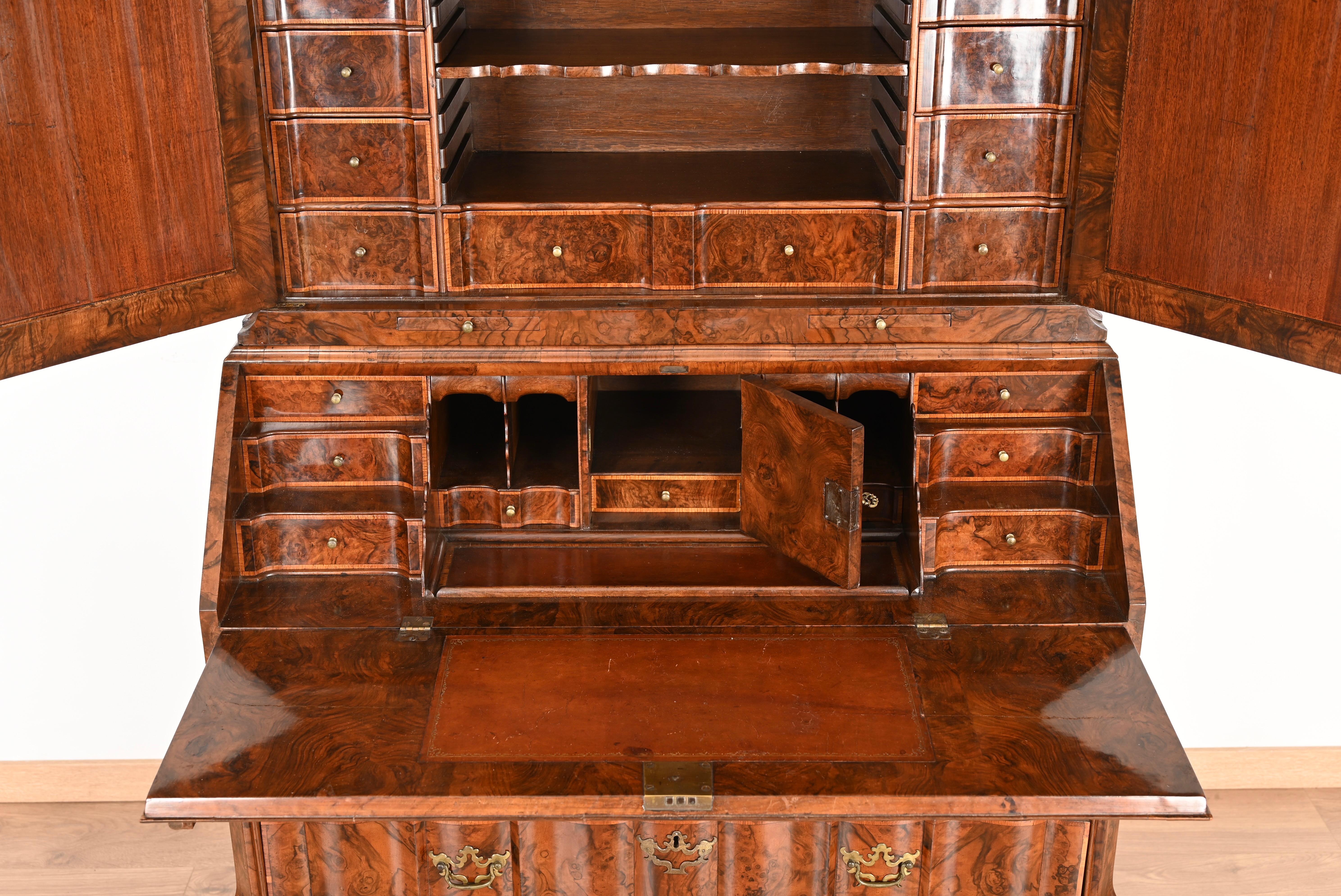 Veneer 18th-Century Dutch Trumeau Cabinet Bookcase in Burl and Bois de Rose early 1700s For Sale