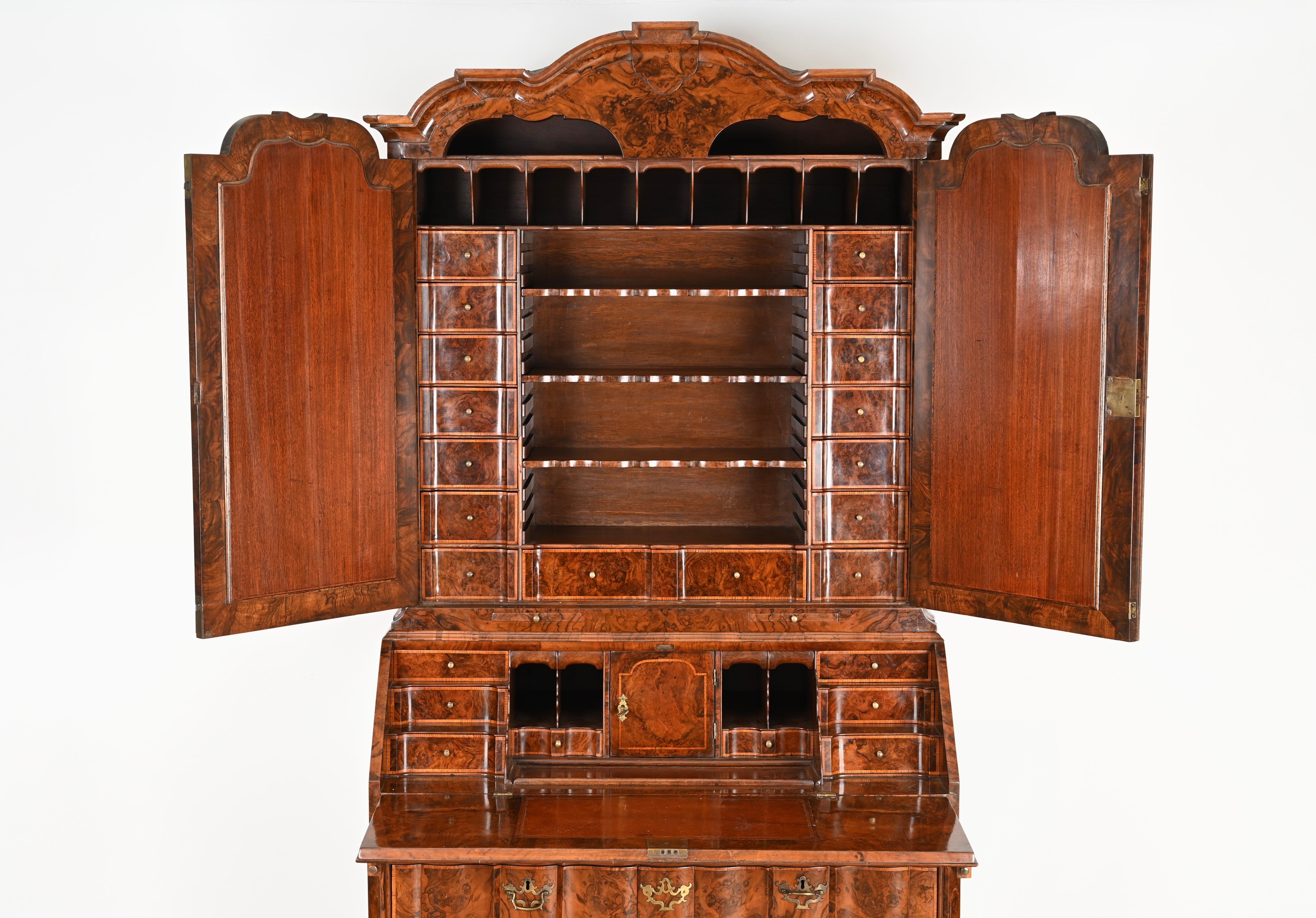 18th-Century Dutch Trumeau Cabinet Bookcase in Burl and Bois de Rose early 1700s In Good Condition For Sale In Roma, IT