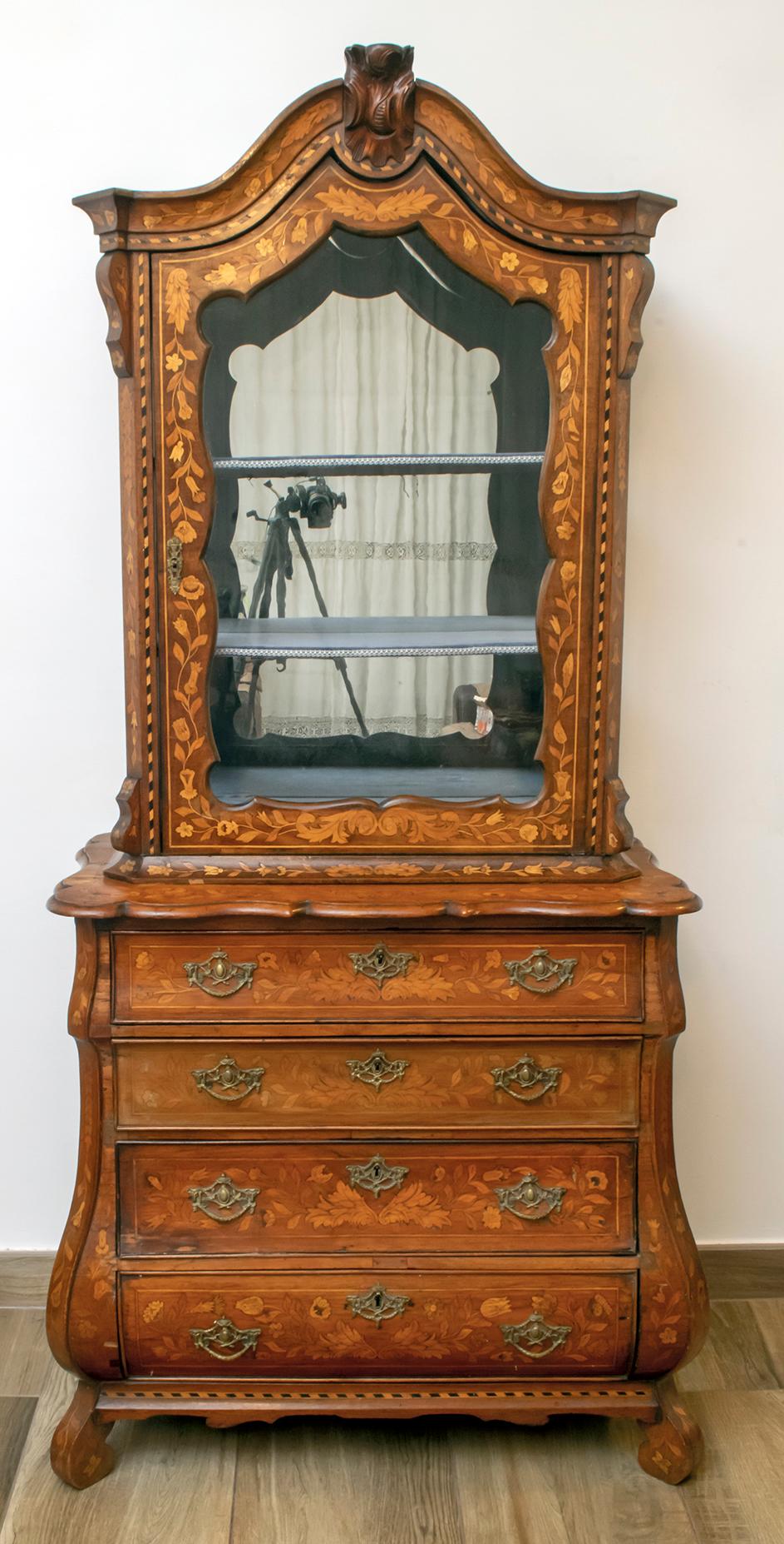 Dutch trumeau from the Mid-18th Century. Furniture of exceptional quality, richly inlaid in walnut and maple, the interior is covered in oak and the structure of the furniture is in solid fir. Double body trumeau for living room, living room or