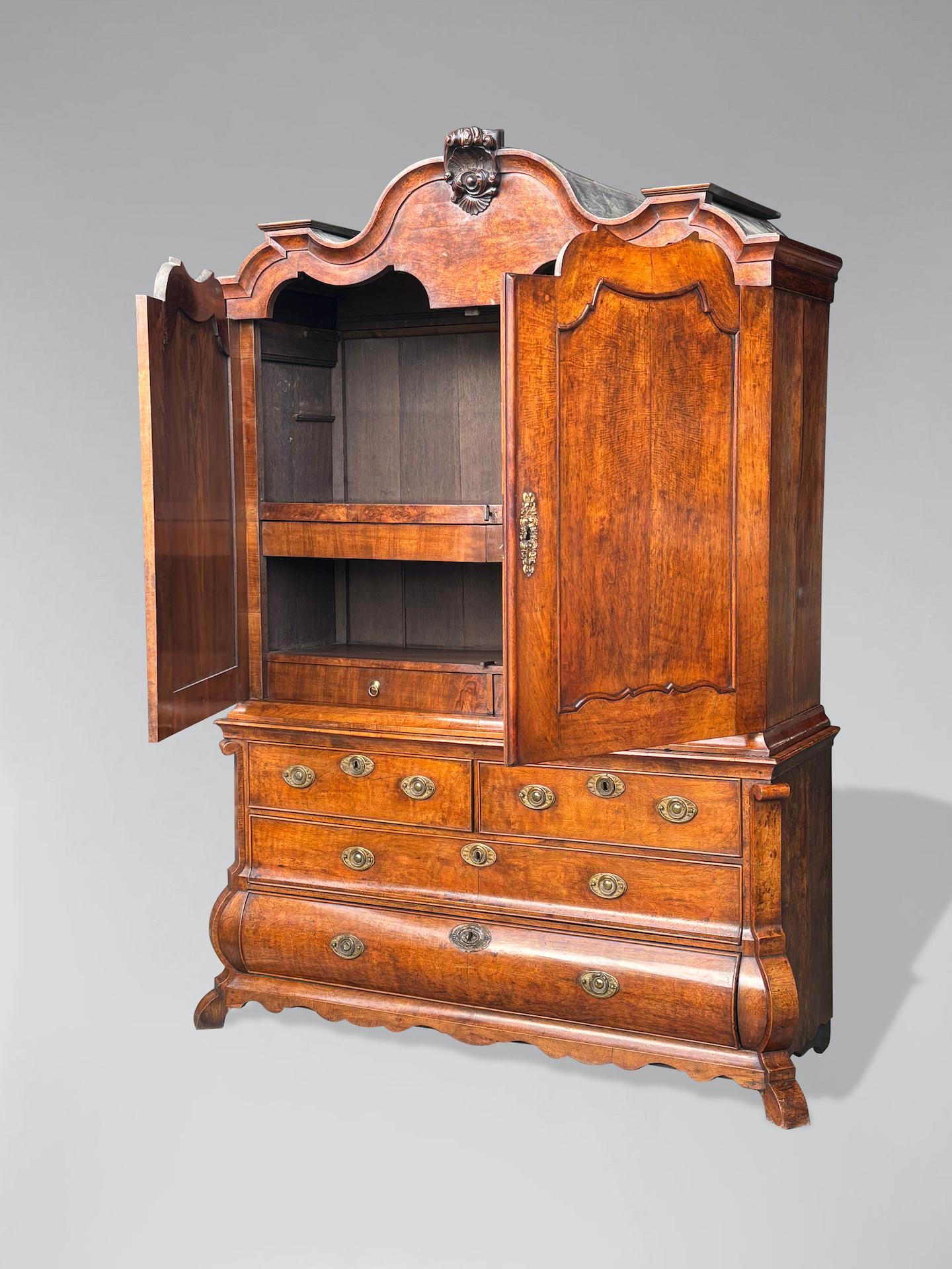Armoire Bombé en noyer du 18ème siècle en vente 3
