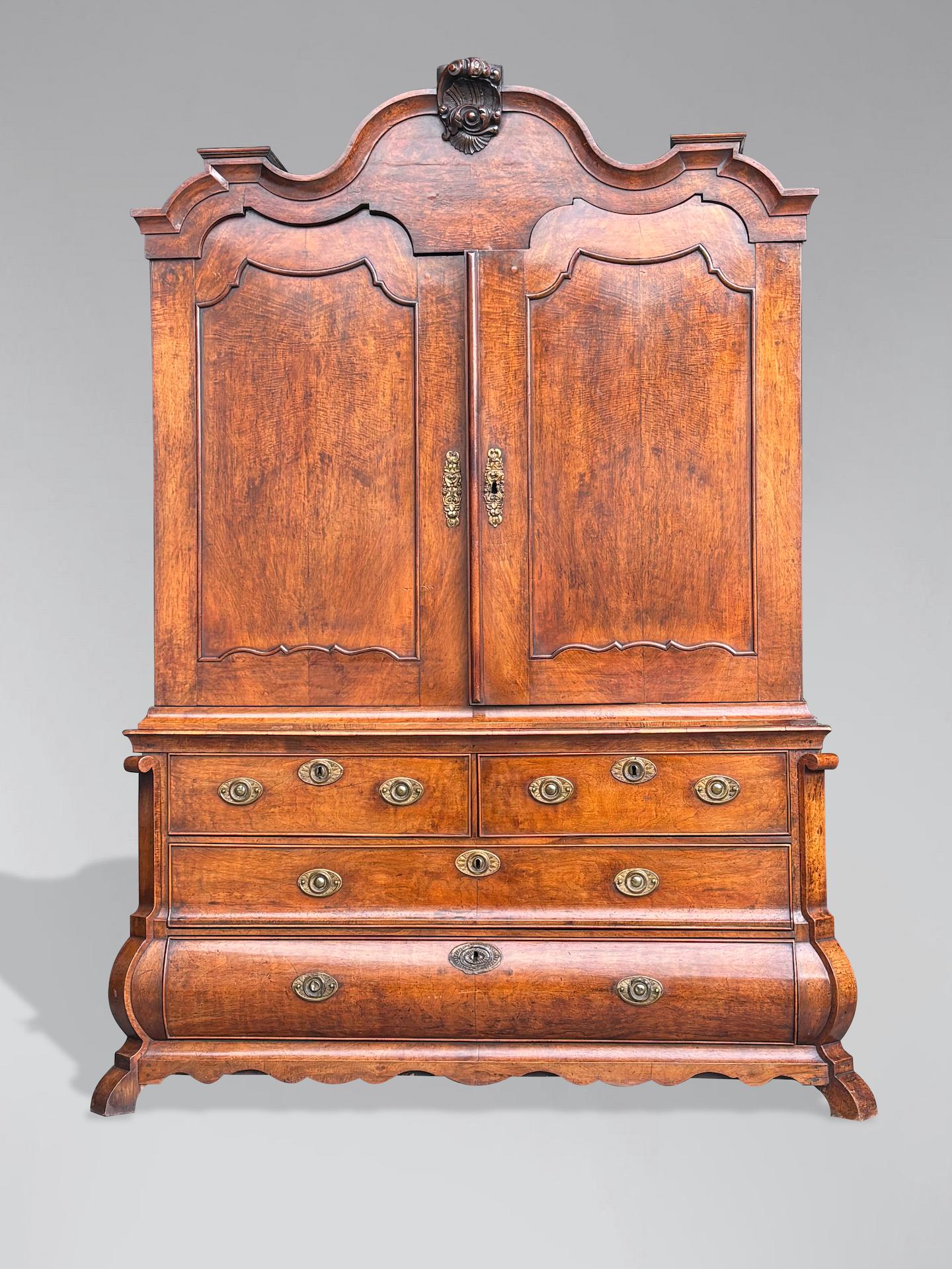 Rococo Armoire Bombé en noyer du 18ème siècle en vente