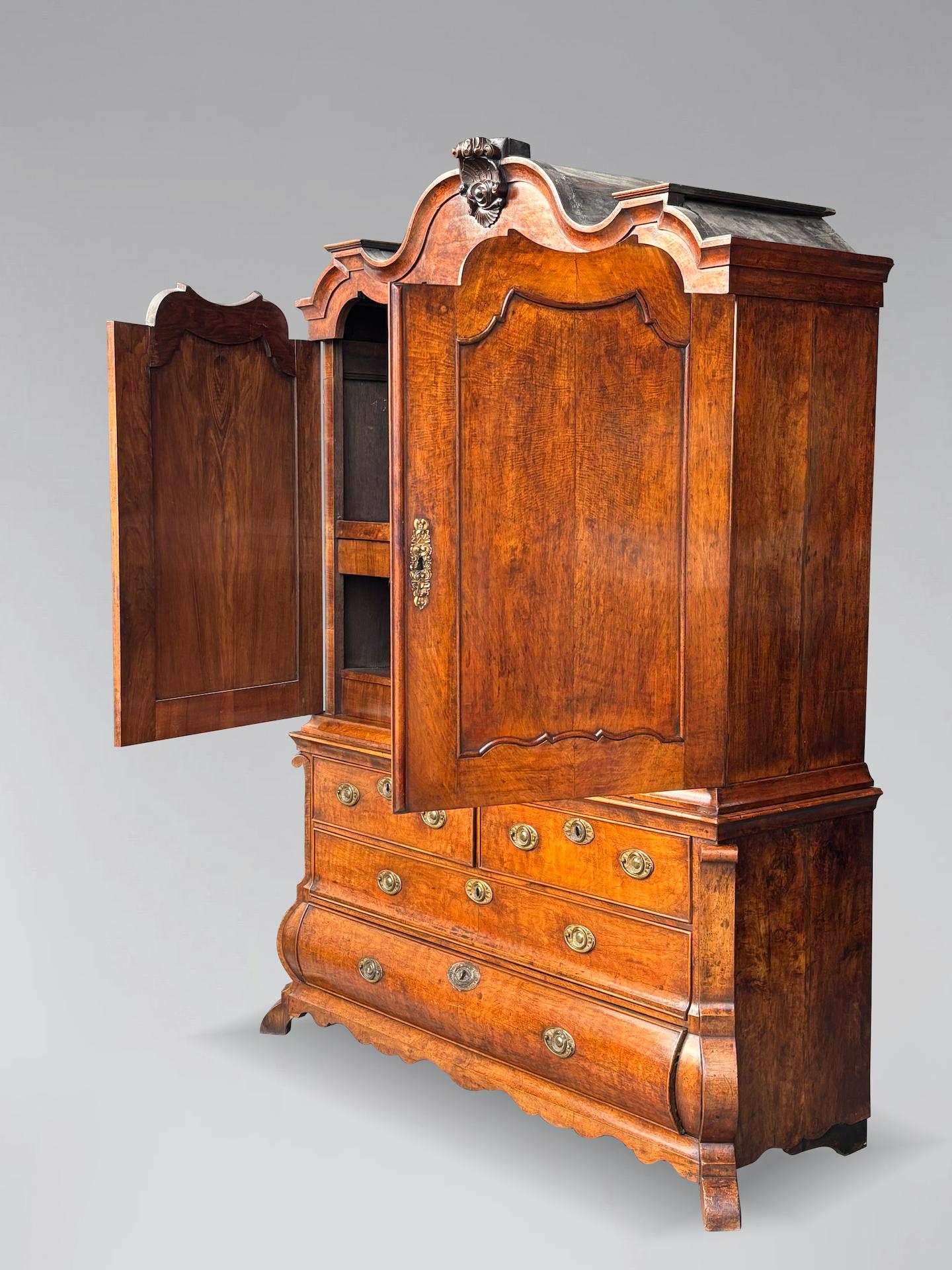 Néerlandais Armoire Bombé en noyer du 18ème siècle en vente