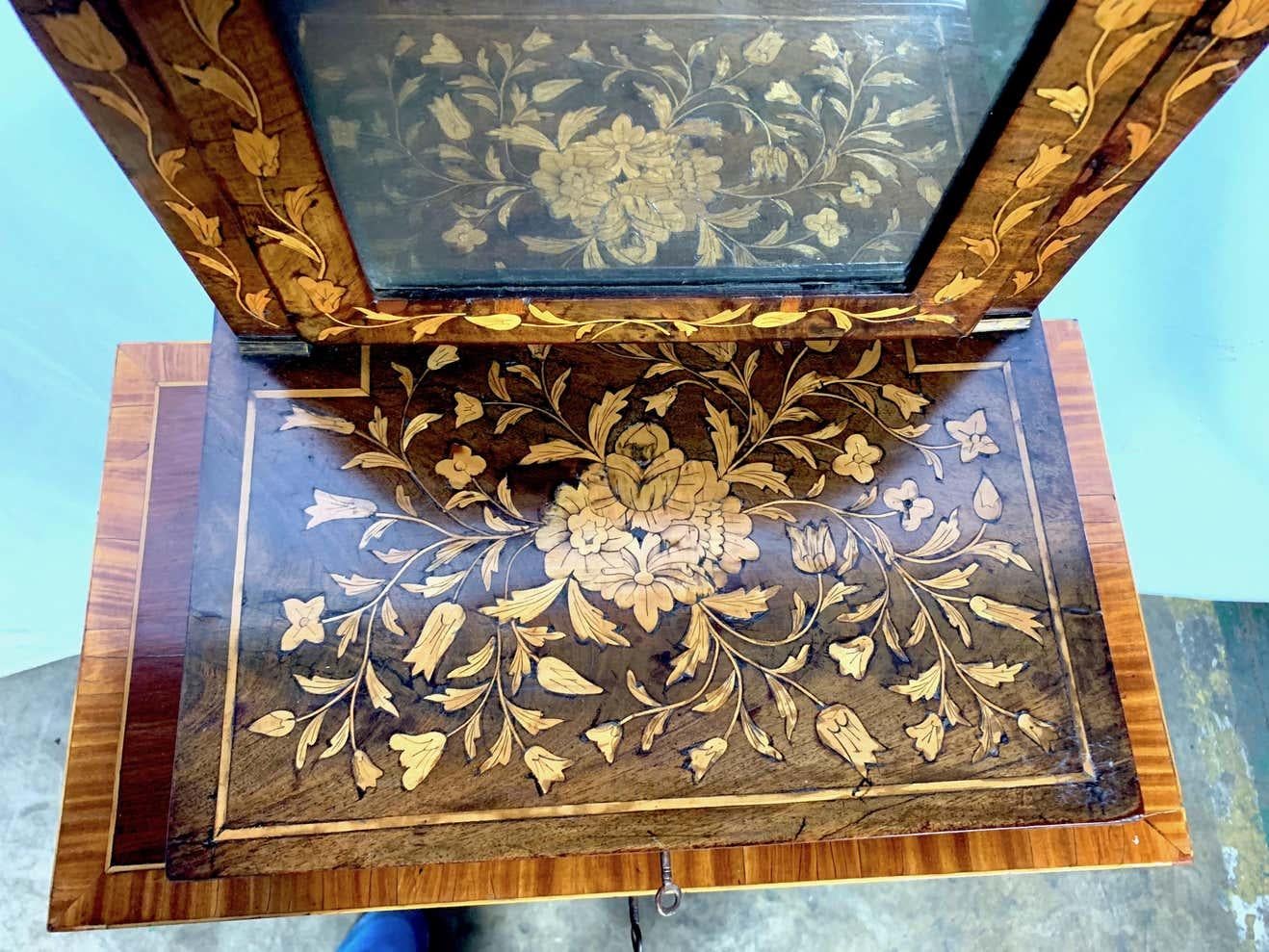 A wonderful 18th century inlaid dressing table mirror. Centre floral inlay surrounded by Tulip Flower inlay on miniature bun feet.