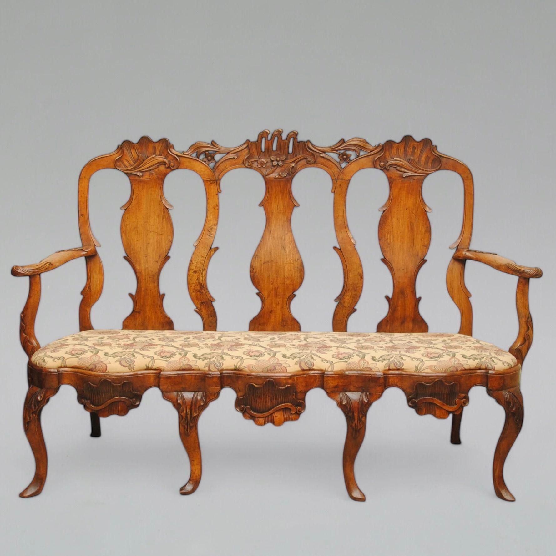 Superbe canapé à dossier de chaise du XVIIIe siècle, avec une traverse supérieure finement sculptée sur le dossier à triple vase, une traverse avant sculptée et des pieds en cabriole.
Bonne couleur et patine.
Néerlandais, vers 1770