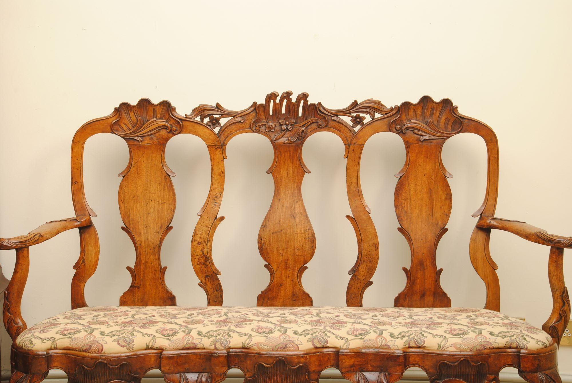 Rococo Canapé à dossier de chaise en noyer rococo hollandais du 18e siècle en vente