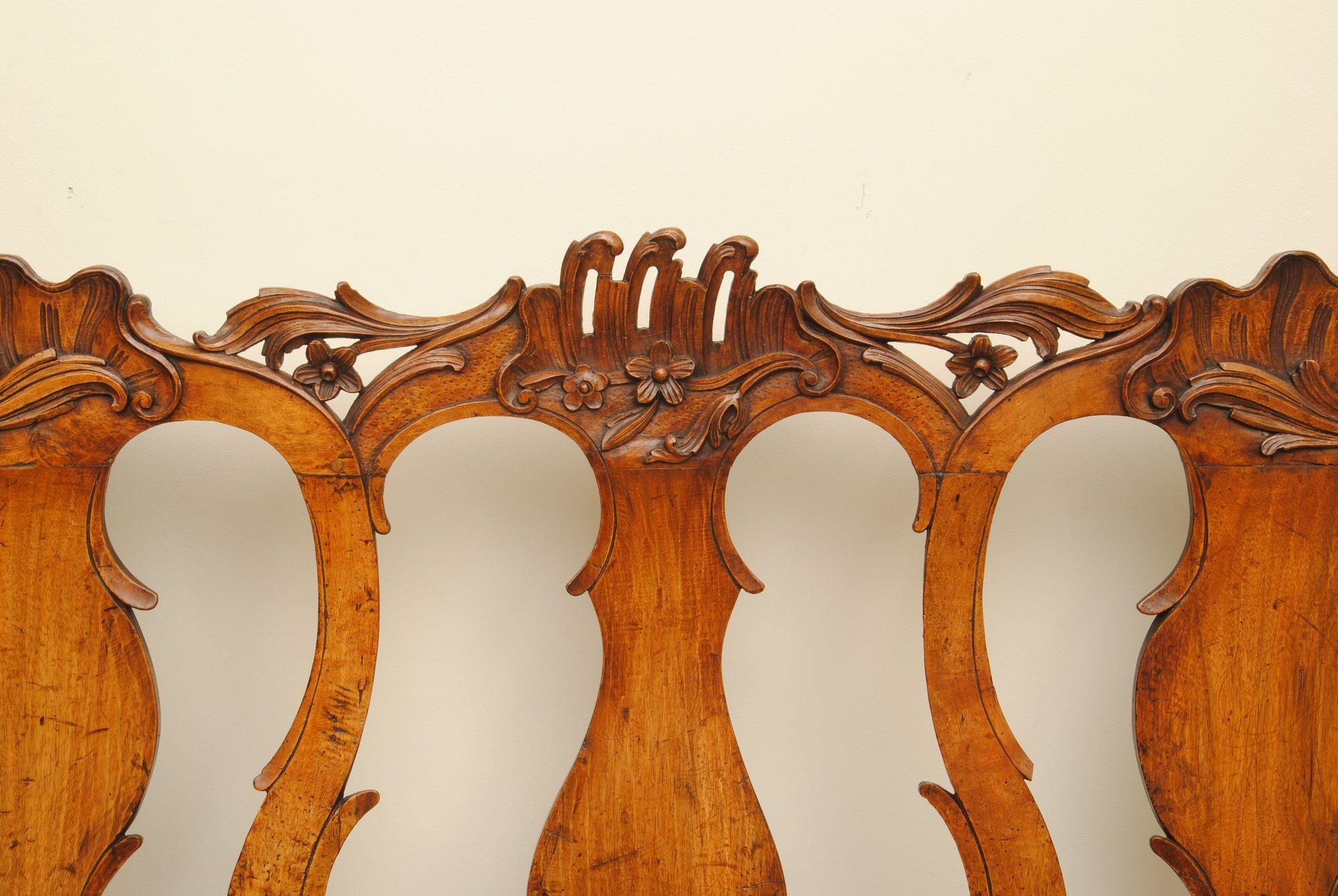 Néerlandais Canapé à dossier de chaise en noyer rococo hollandais du 18e siècle en vente