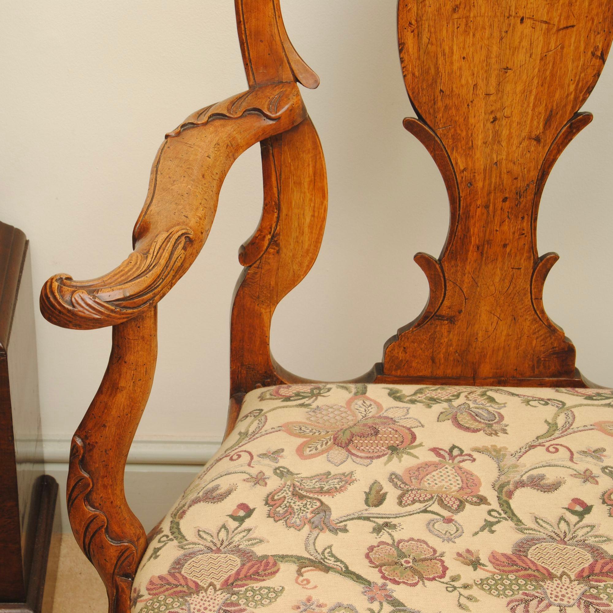 Sculpté Canapé à dossier de chaise en noyer rococo hollandais du 18e siècle en vente