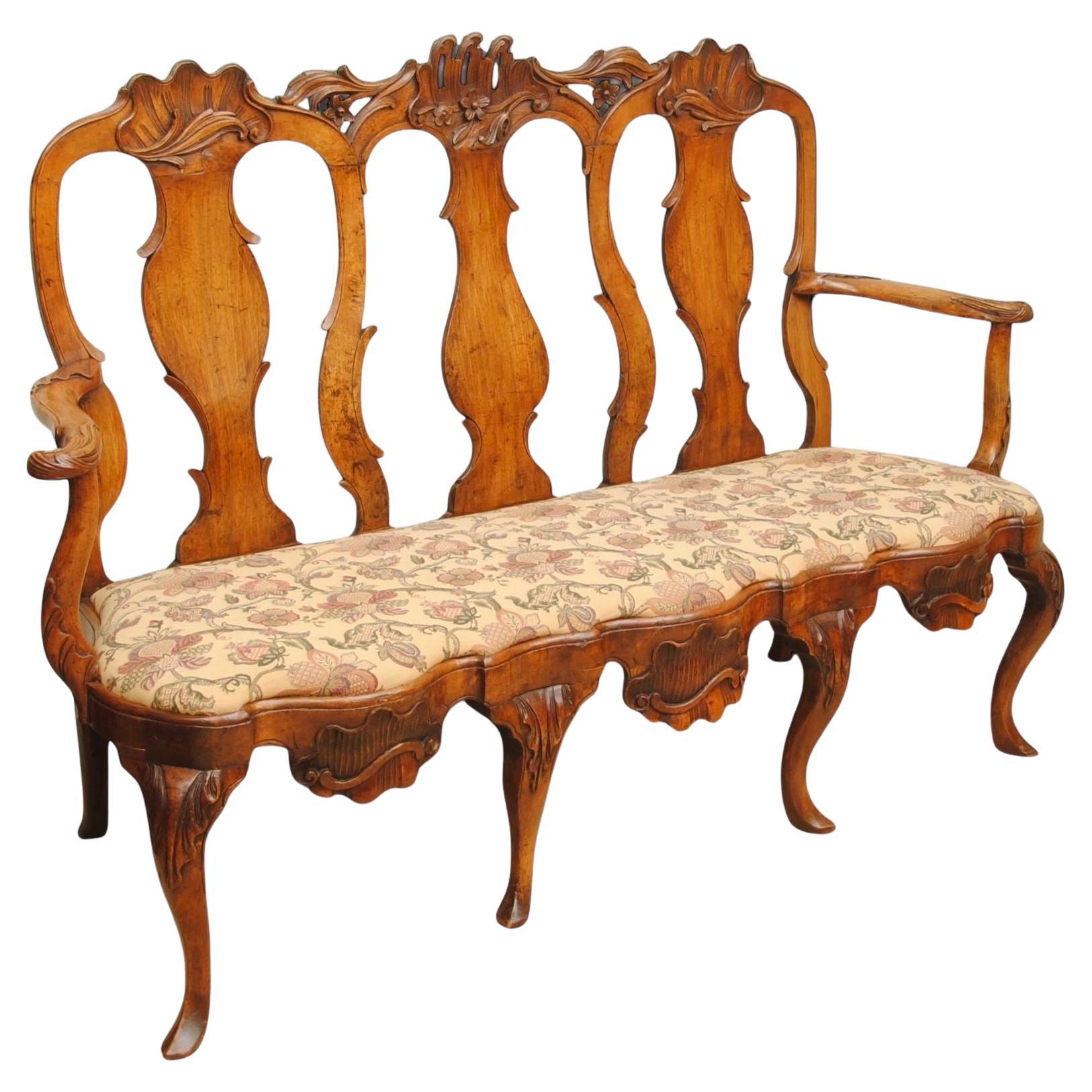 Sillón con respaldo rococó de nogal holandés del siglo XVIII