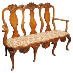 Canapé à dossier de chaise en noyer rococo hollandais du 18e siècle