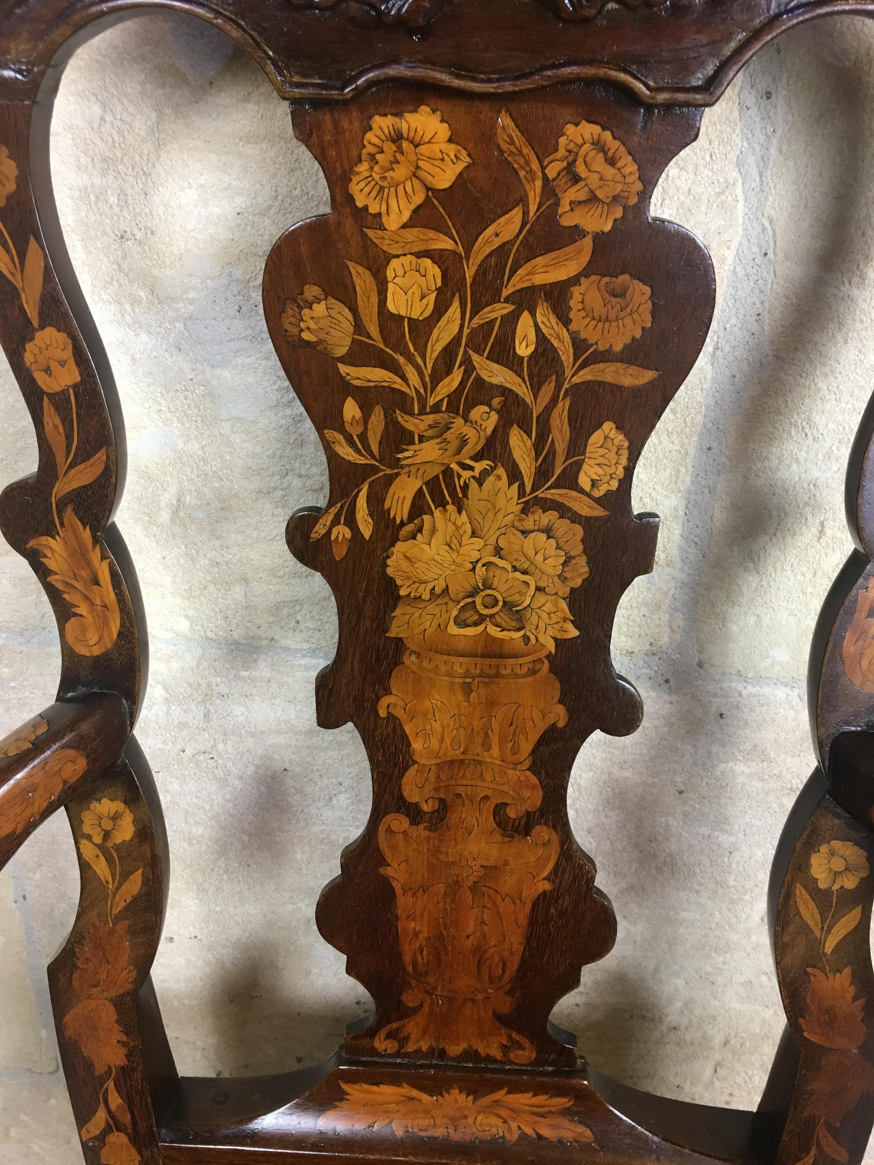 Niederländischer Sessel aus Nussbaum und Palisanderholz aus dem 18. Jahrhundert, außergewöhnliche Intarsienarbeit und Schnitzerei im Zustand „Gut“ in Miami, FL