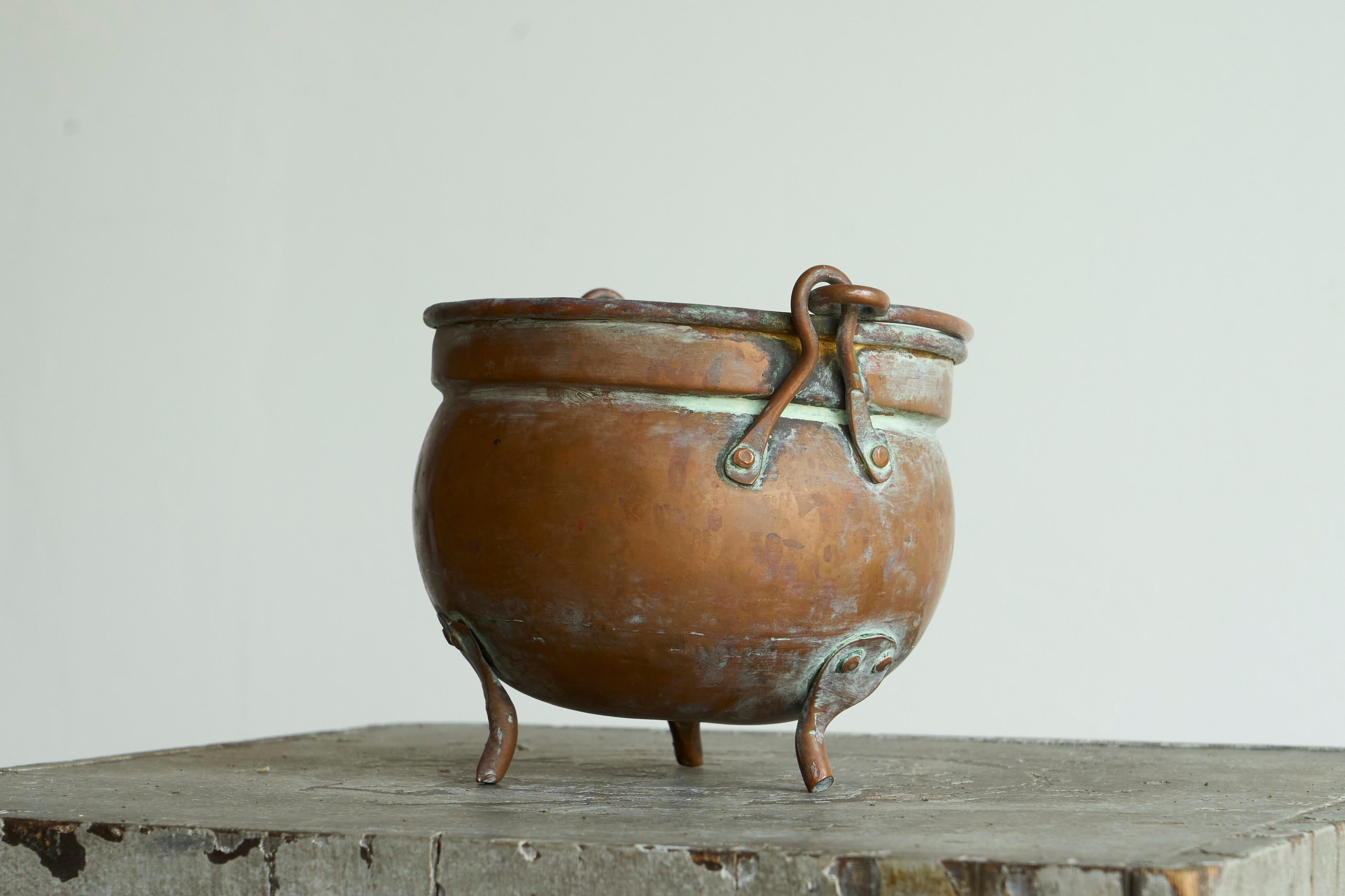 Hand-Crafted 18th Century Eared Pot in Patinated Copper For Sale