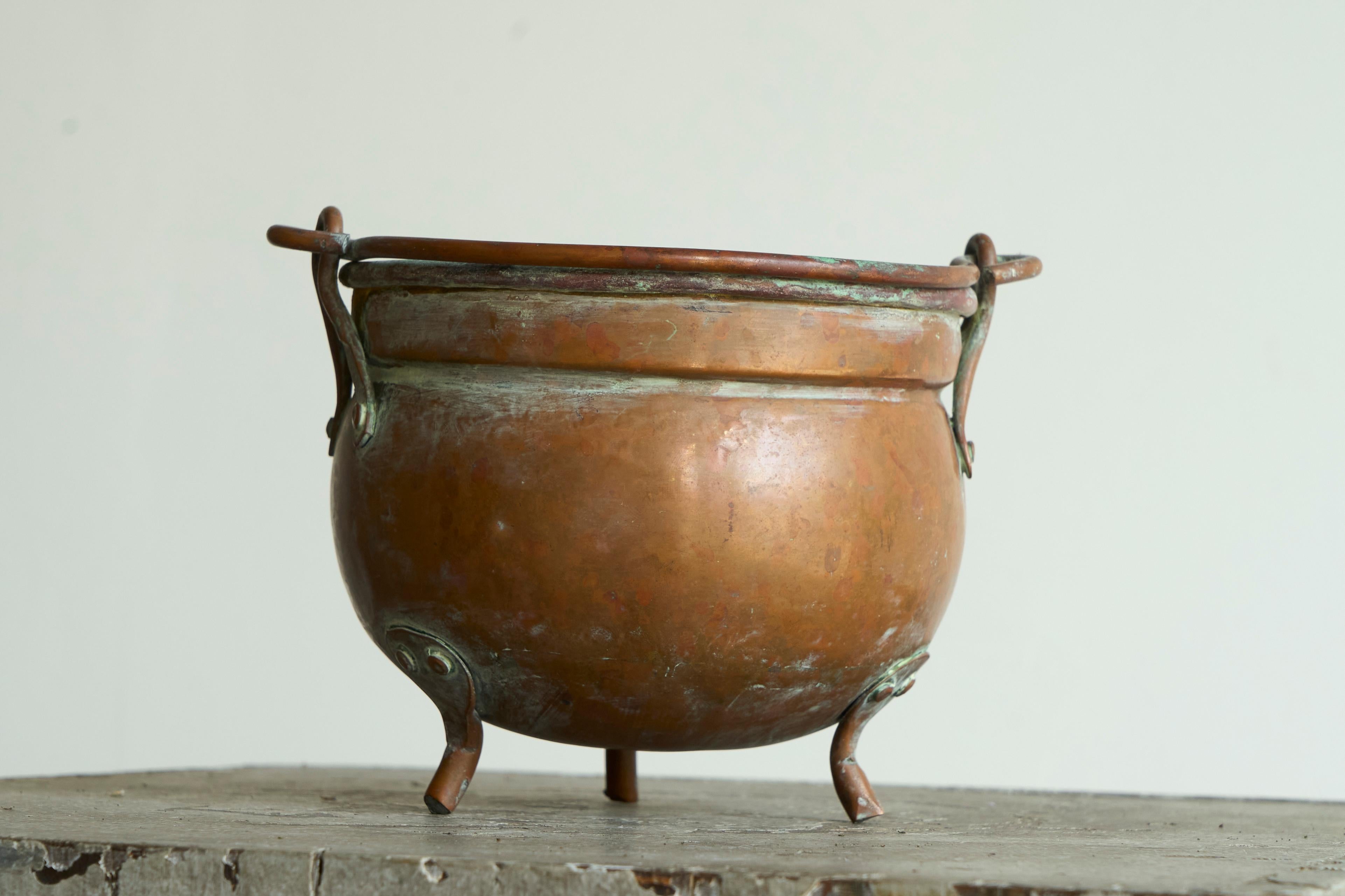 18th Century Eared Pot in Patinated Copper For Sale 2