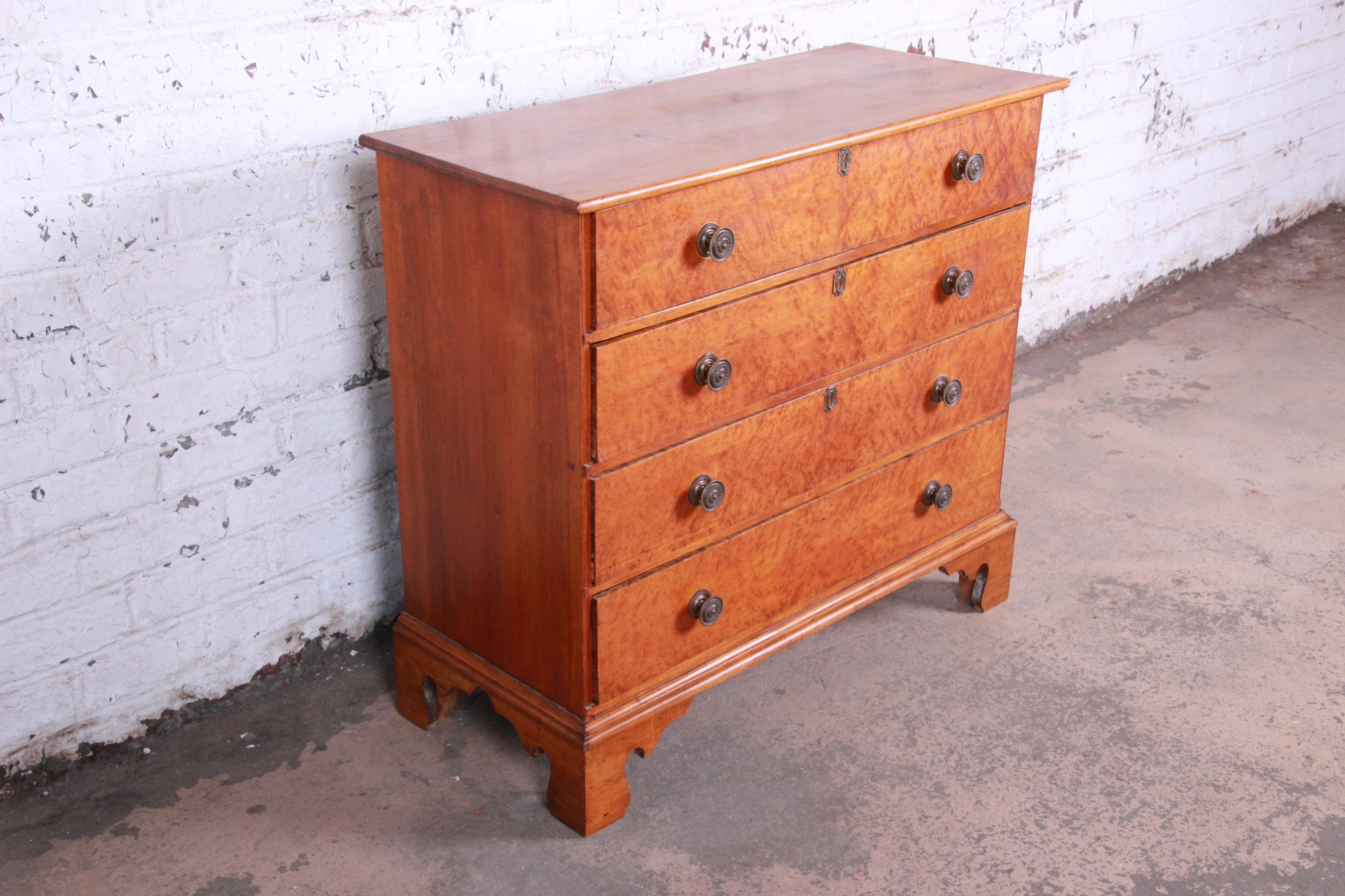 18th Century Early American Bird's-Eye Maple Chippendale Chest of Drawers (amerikanisch)
