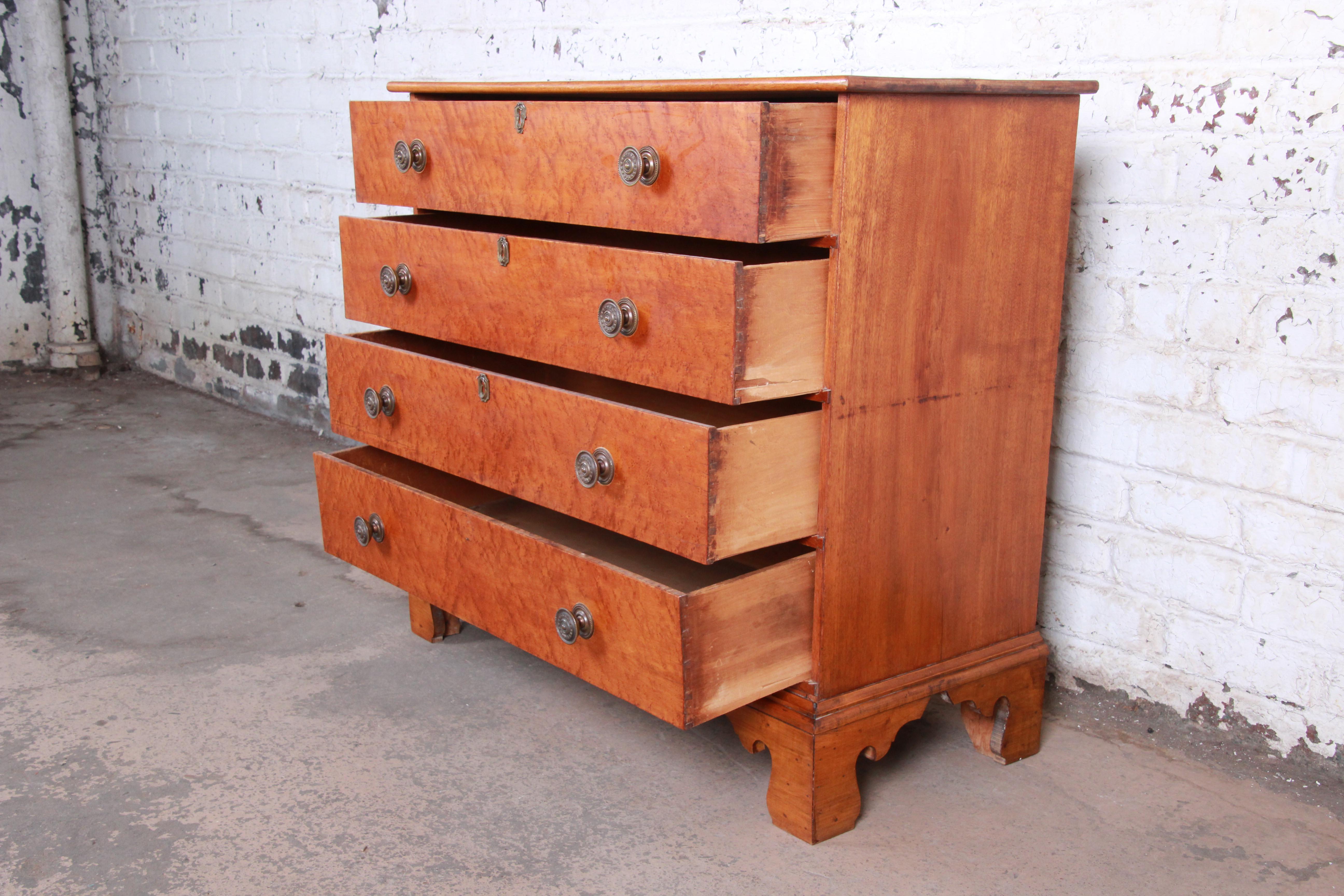 18th Century Early American Bird's-Eye Maple Chippendale Chest of Drawers im Zustand „Gut“ in South Bend, IN