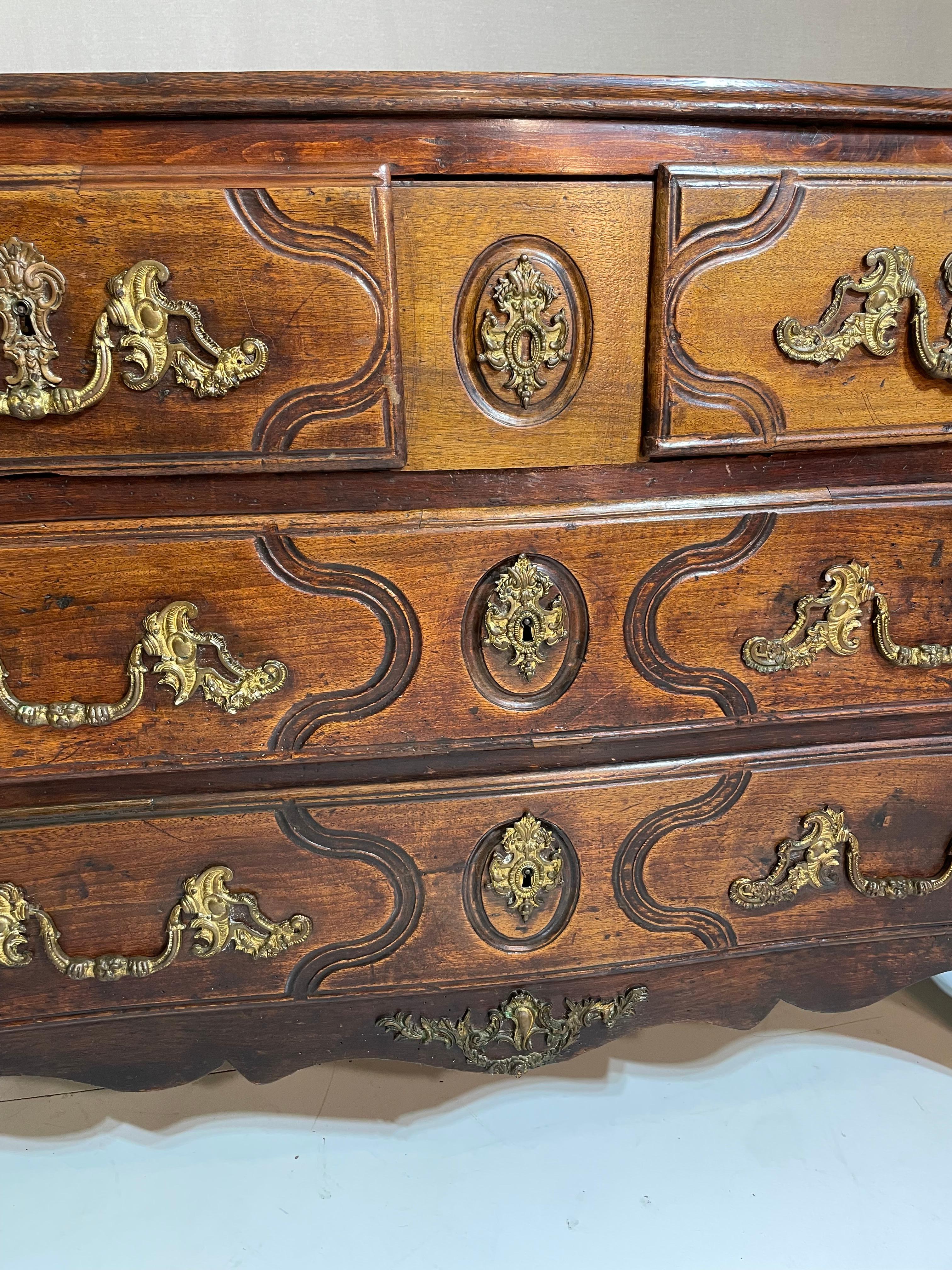 Francese Commode francese del XVIII secolo con accenti di bronzo in vendita