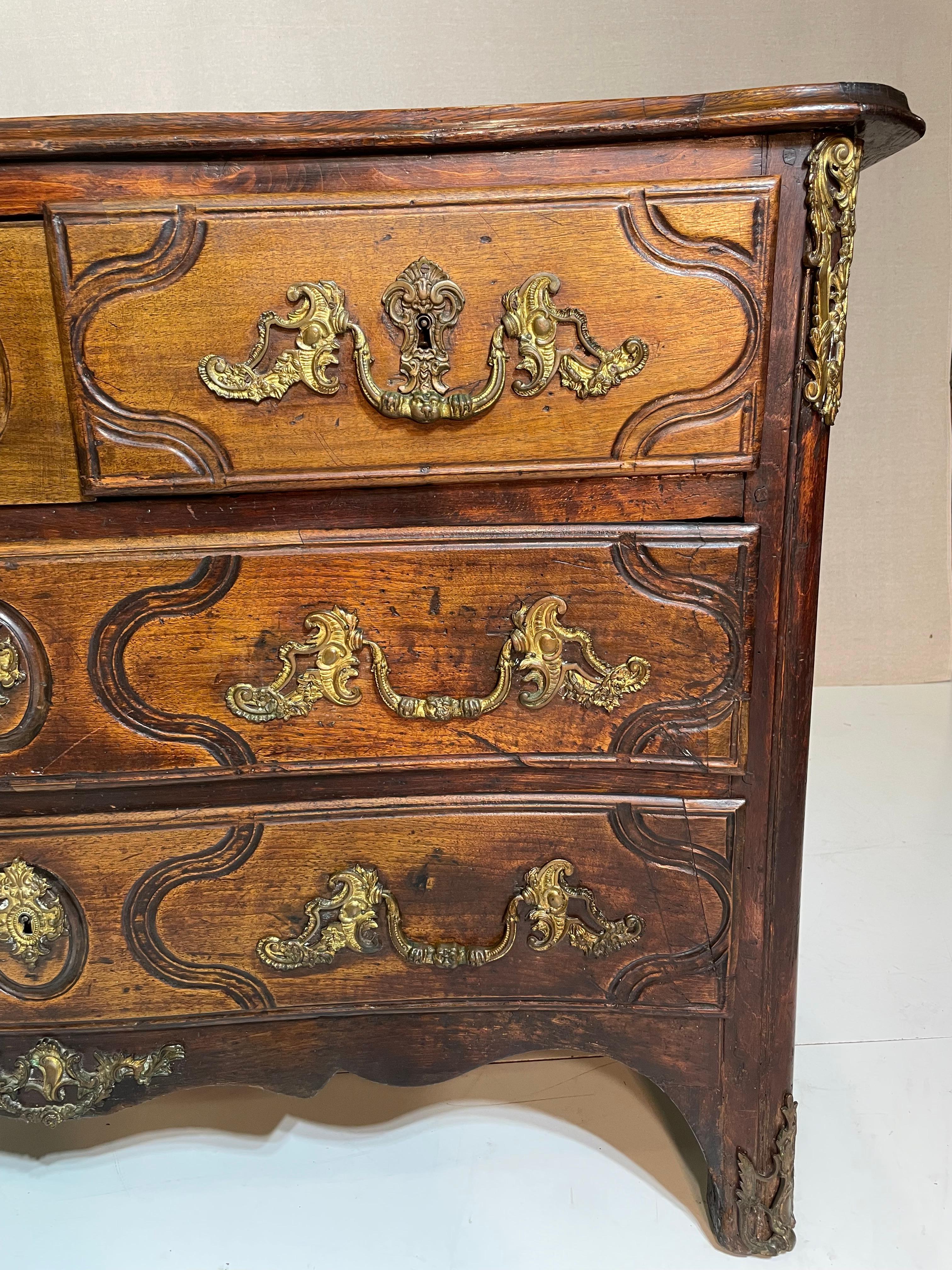 Commode francese del XVIII secolo con accenti di bronzo In condizioni buone in vendita a Augusta, GA