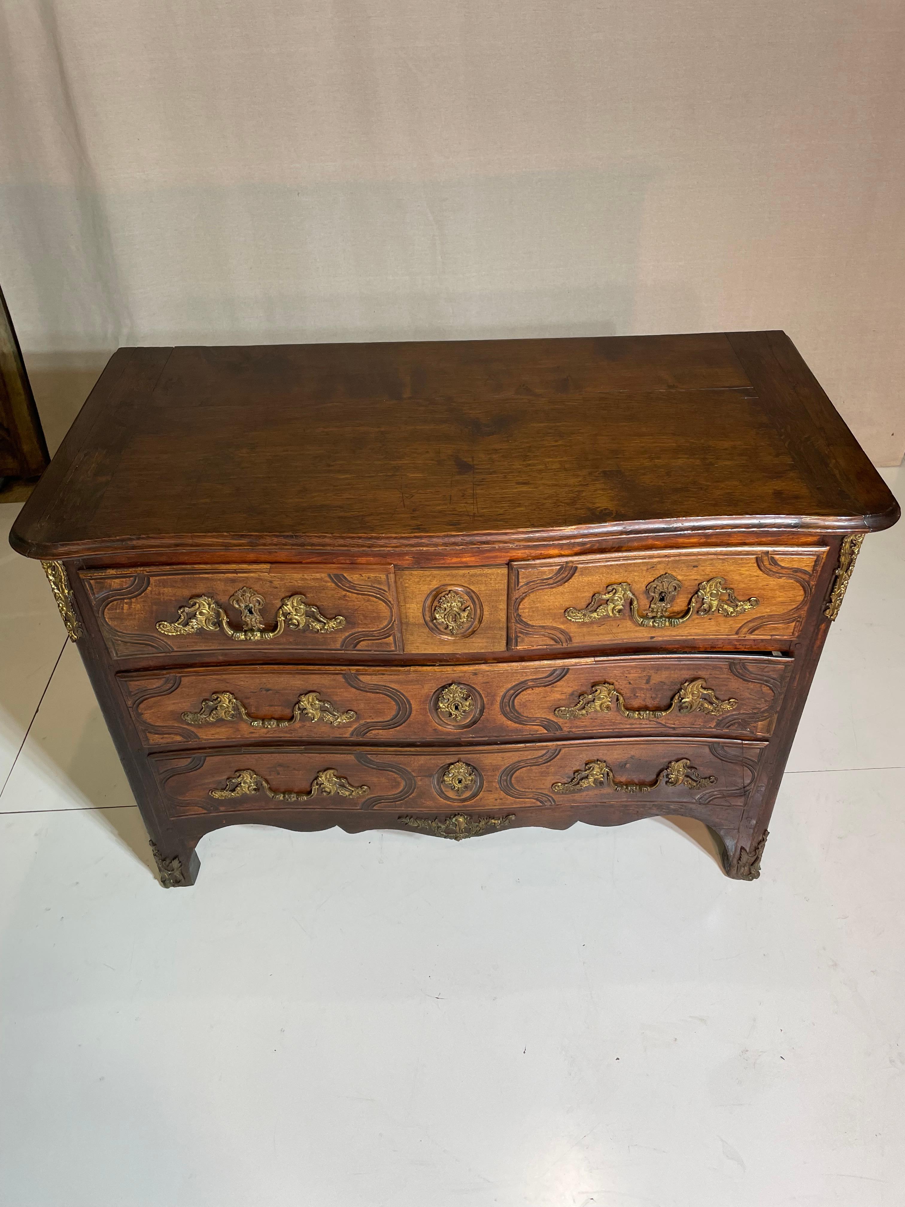 Fino al XVIII secolo Commode francese del XVIII secolo con accenti di bronzo in vendita