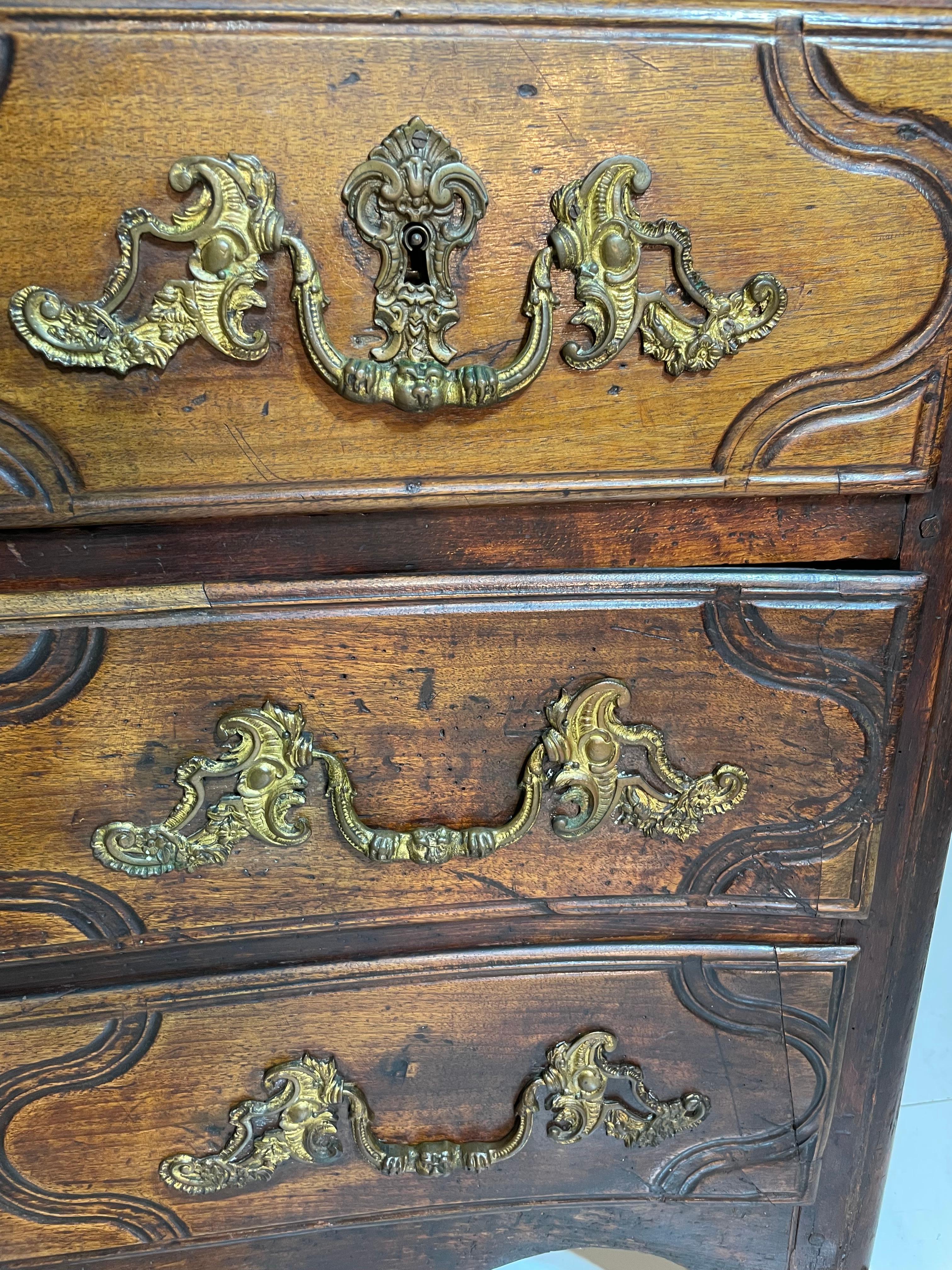 Noce Commode francese del XVIII secolo con accenti di bronzo in vendita