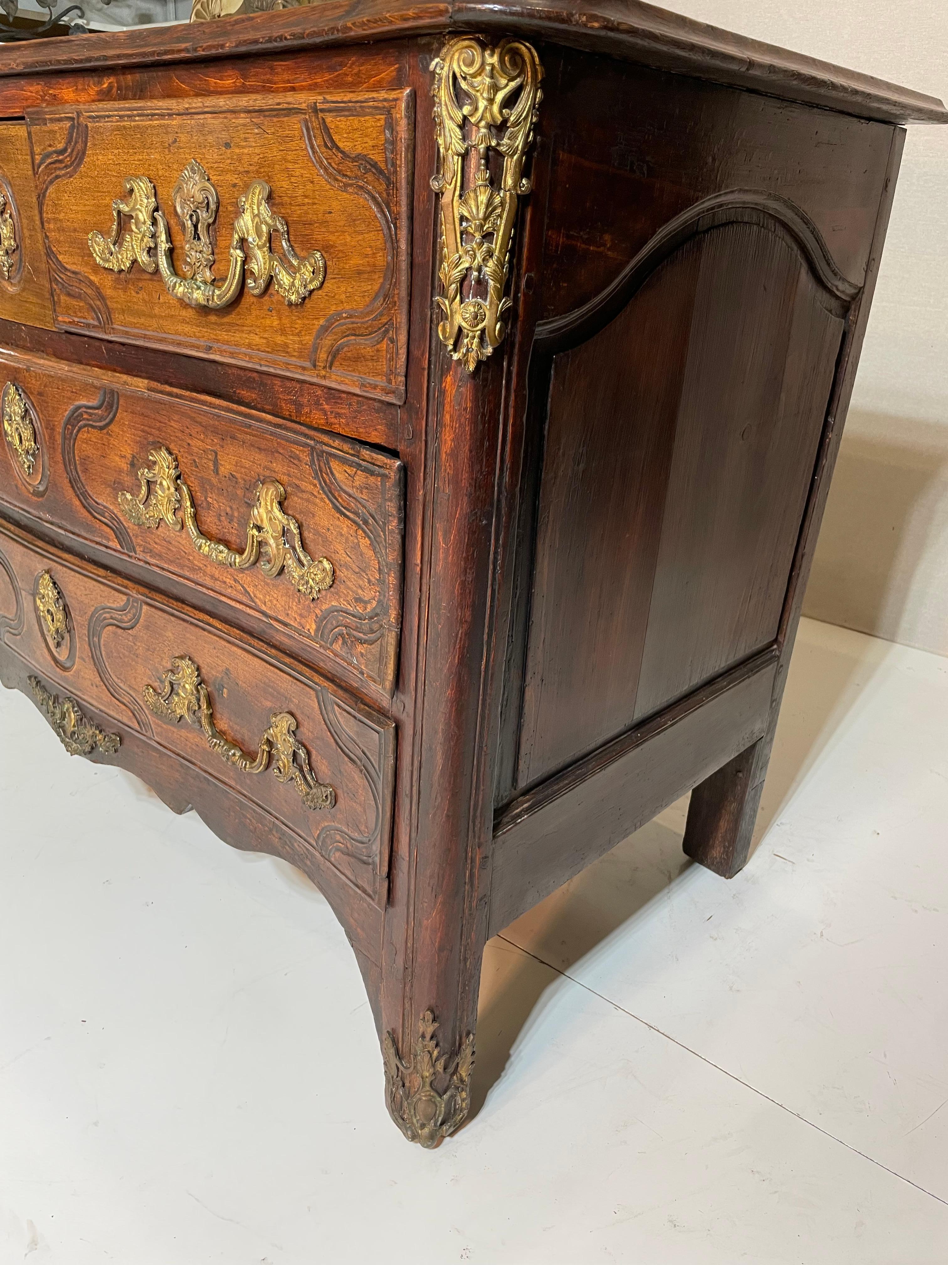 Commode francese del XVIII secolo con accenti di bronzo in vendita 1