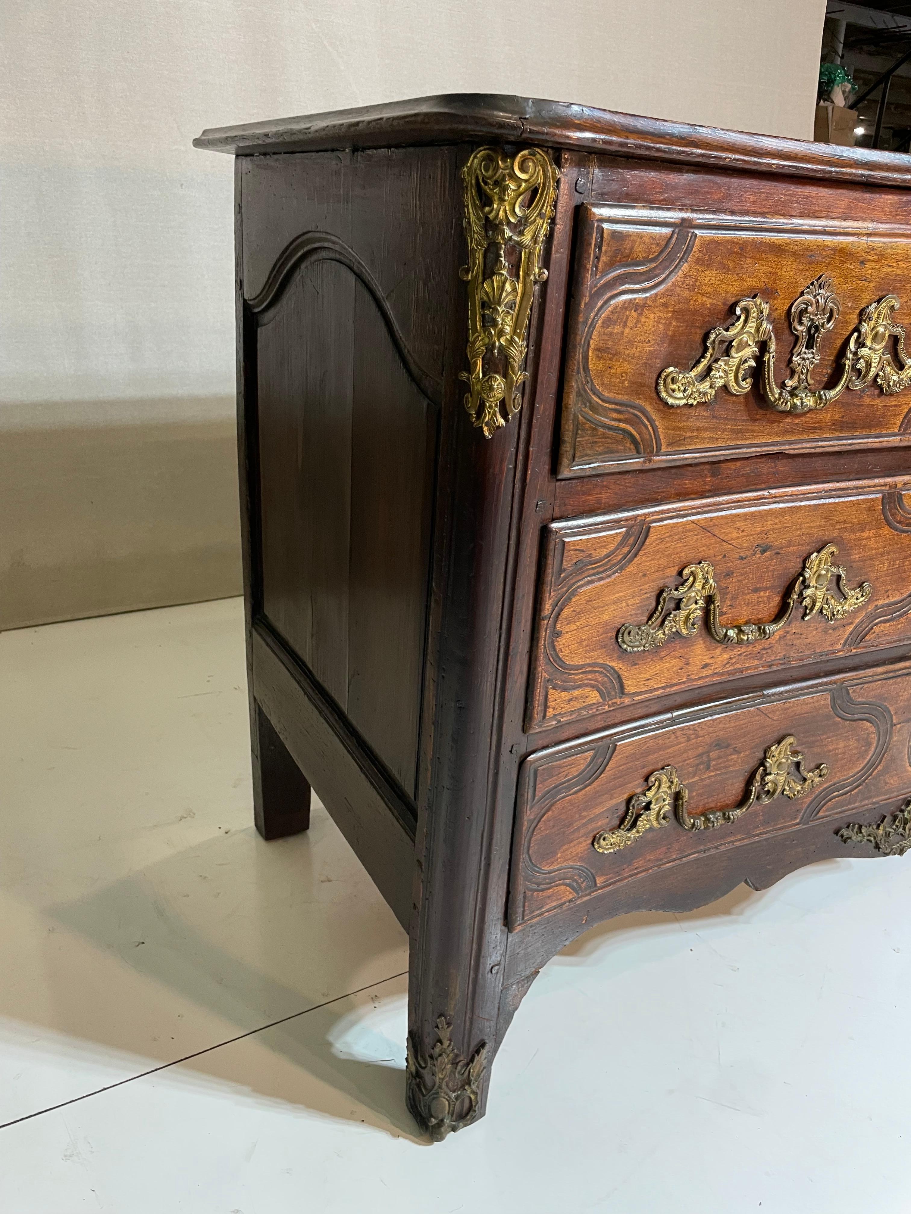 Commode francese del XVIII secolo con accenti di bronzo in vendita 2