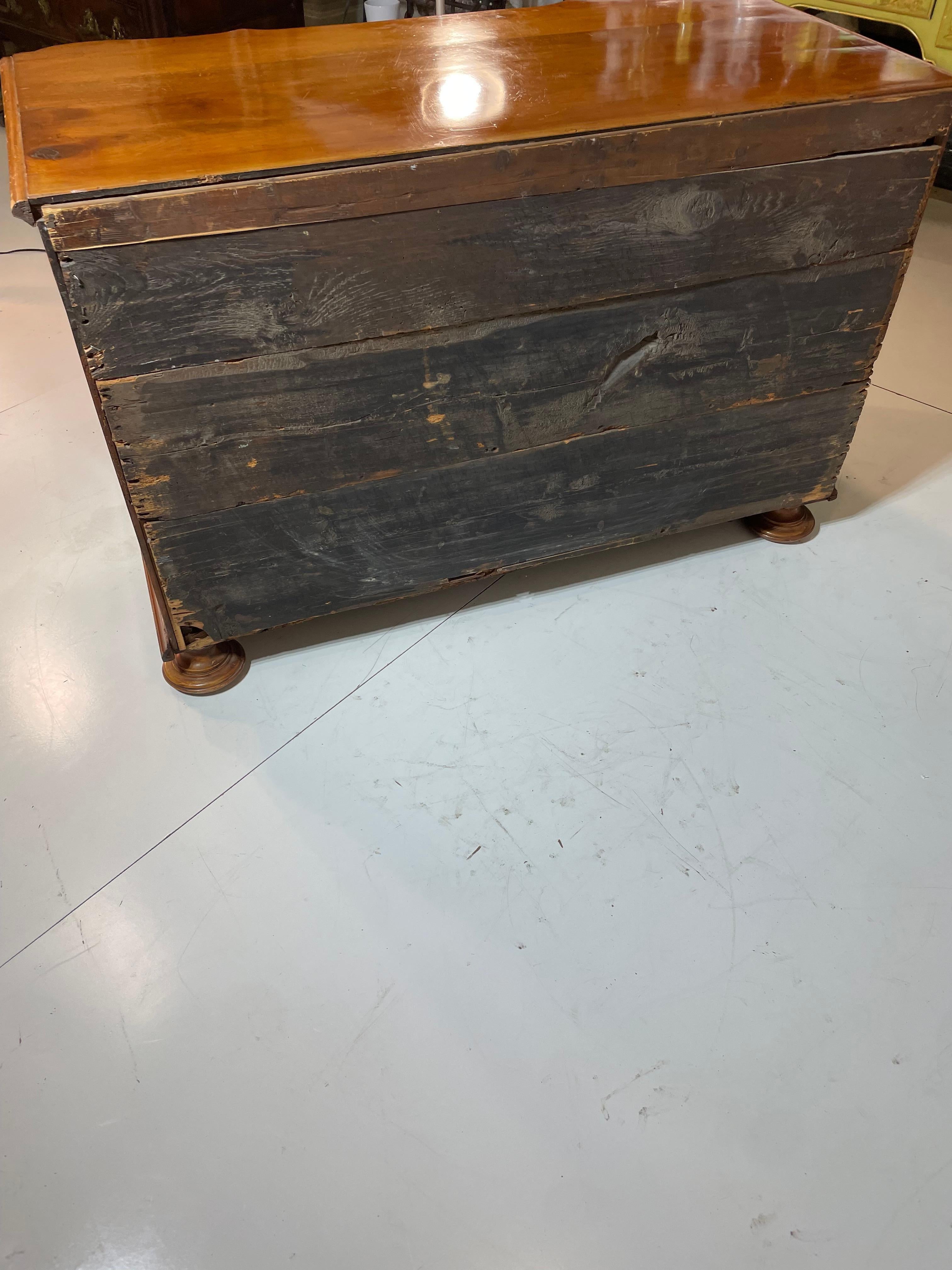 Commode francese del XVIII secolo con accenti di bronzo in vendita 3