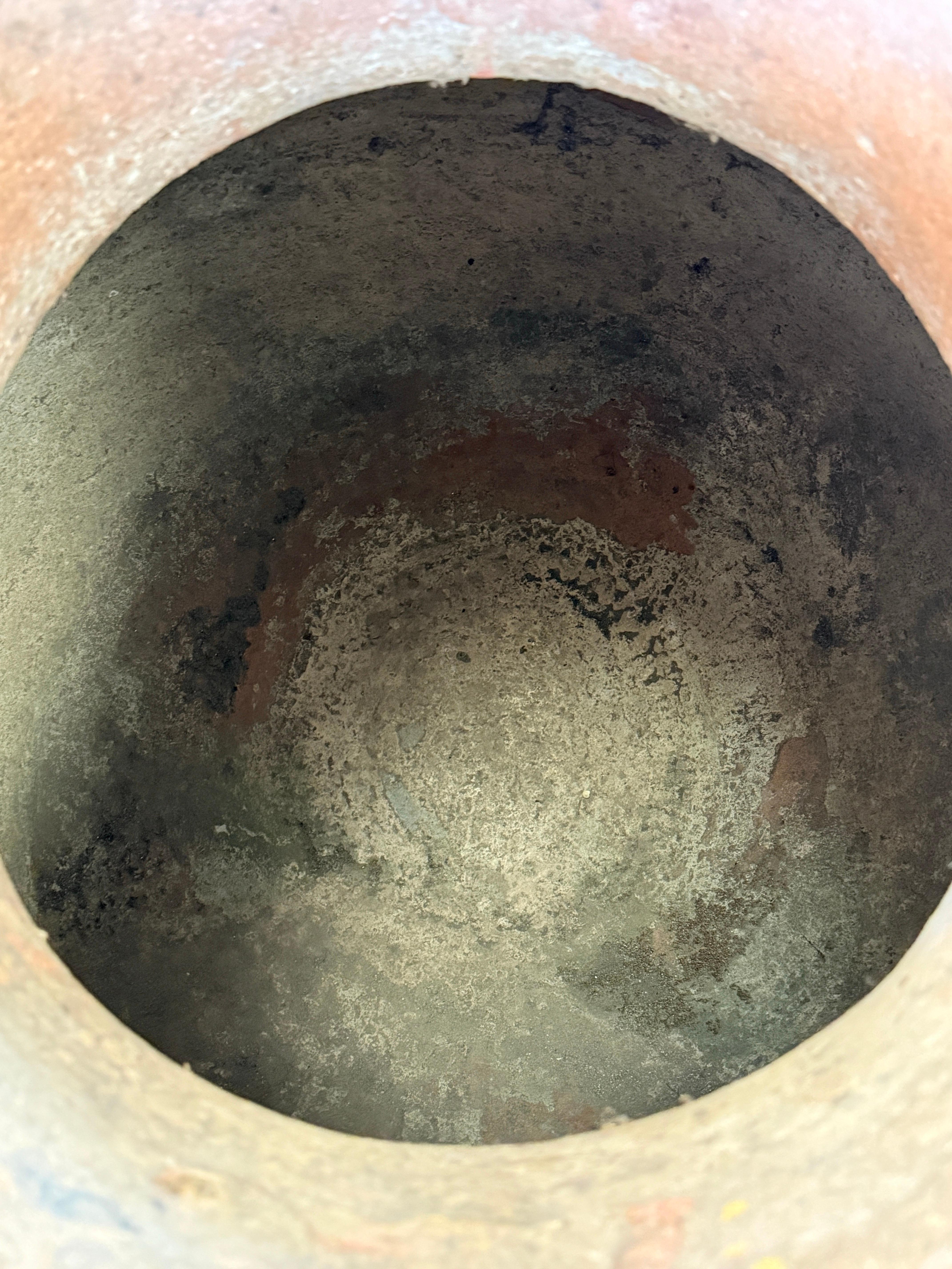 Questo è un bellissimo vaso di Oliver dal vivo. Originario del Portogallo, risale al 1700 e presenta una splendida patina di vari colori. È un'ottima scultura da inserire in una casa moderna o tradizionale o da utilizzare come albero da frutto