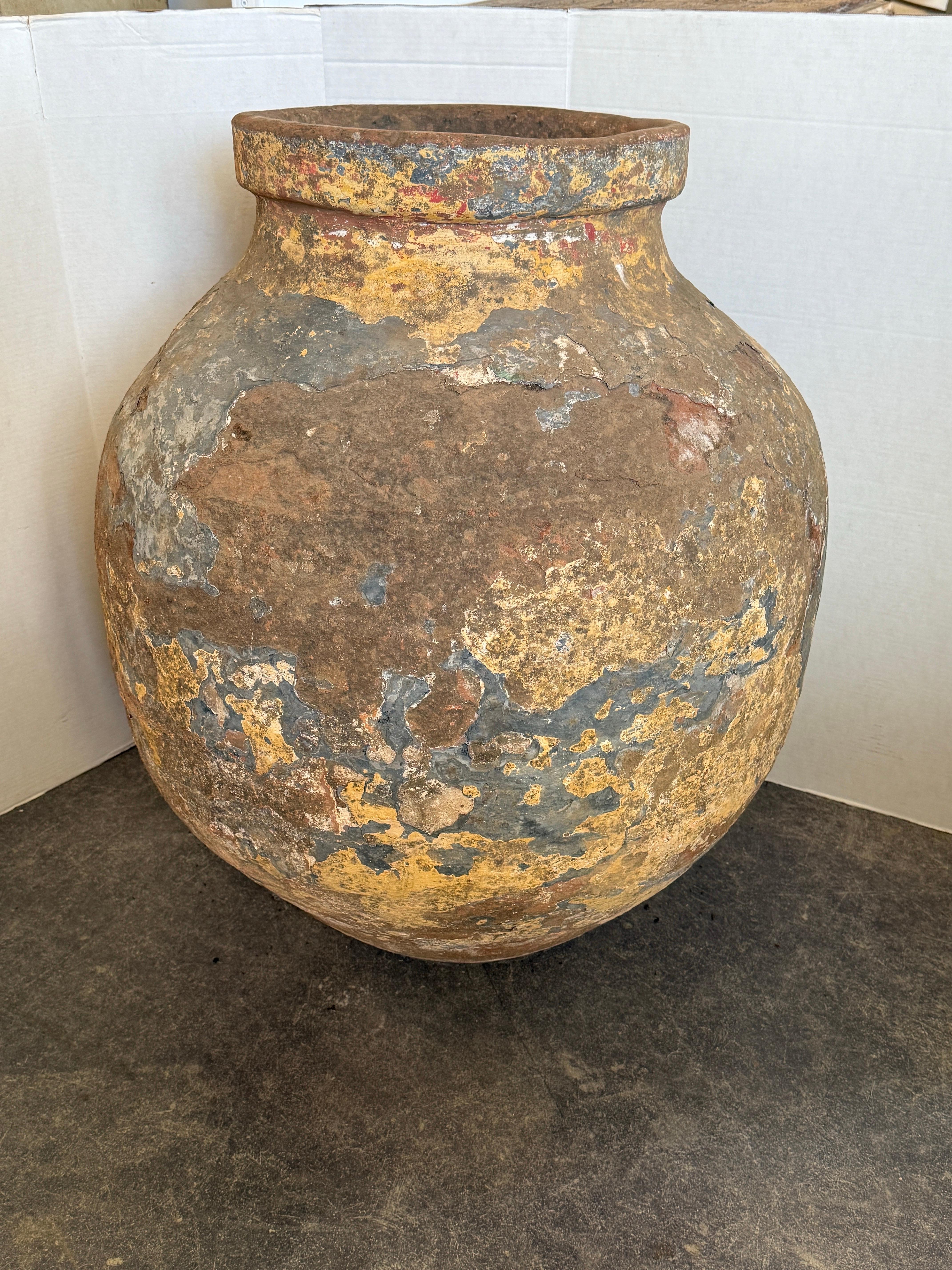 Portoghese Grande vaso di Oliver in terracotta portoghese dipinto in policromia del XVIII secolo in vendita