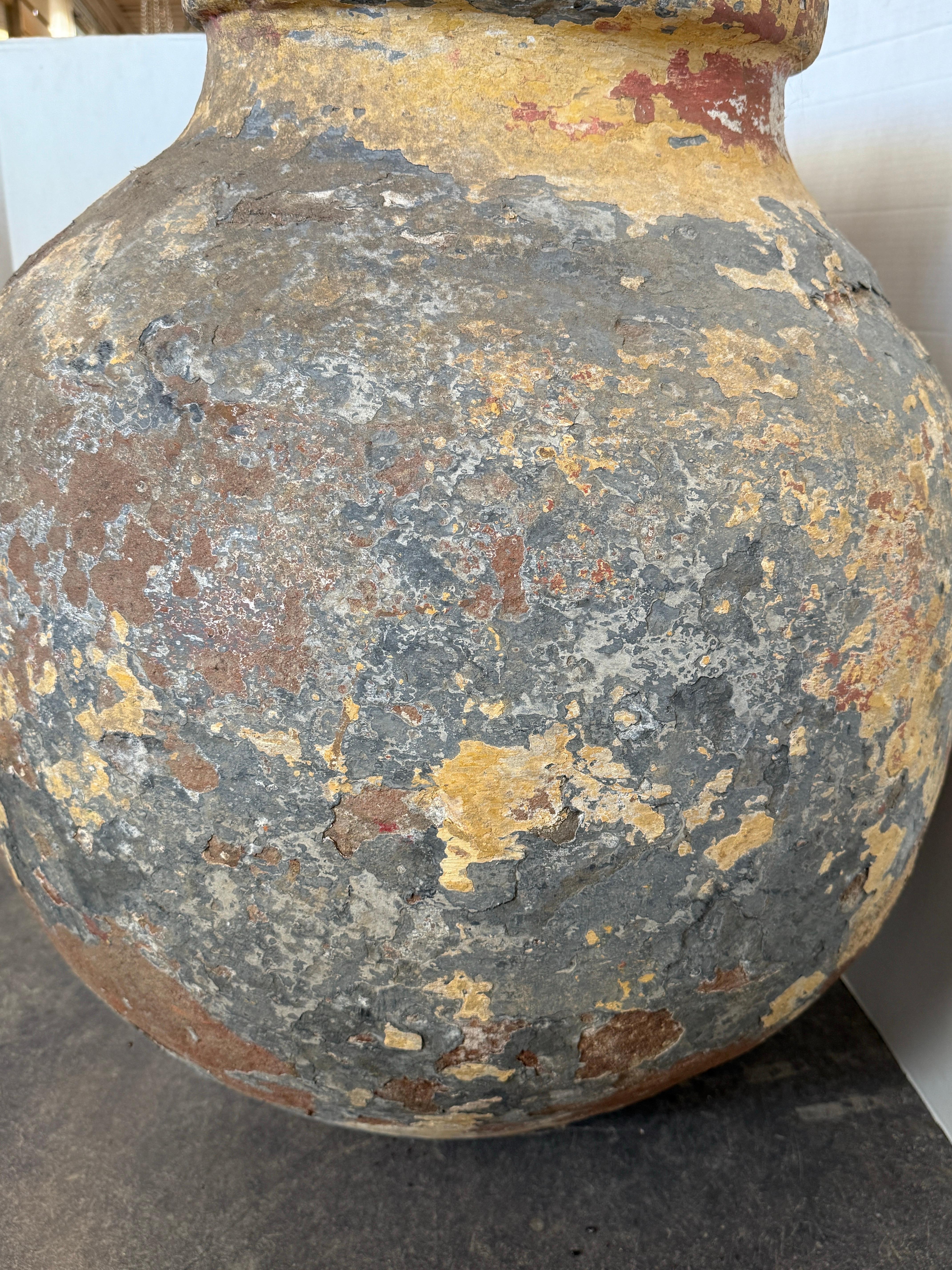 Fino al XVIII secolo Grande vaso di Oliver in terracotta portoghese dipinto in policromia del XVIII secolo in vendita