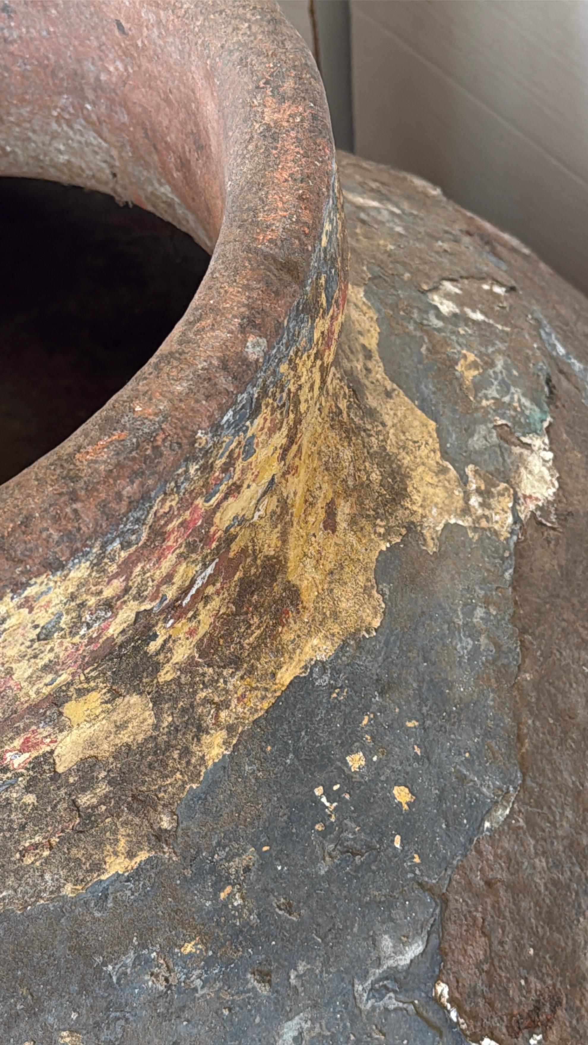 Grande vaso di Oliver in terracotta portoghese dipinto in policromia del XVIII secolo in vendita 1