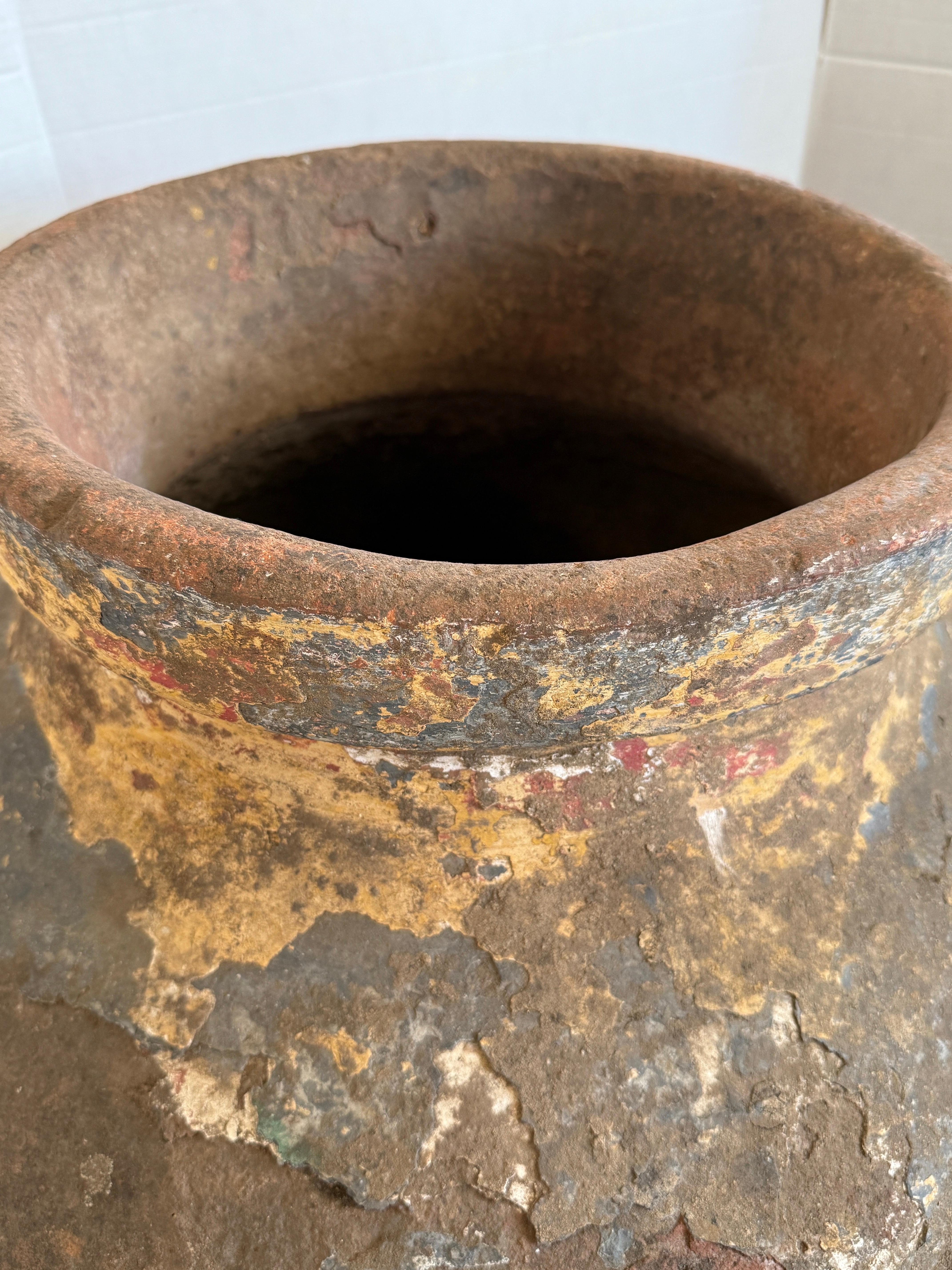 Grande vaso di Oliver in terracotta portoghese dipinto in policromia del XVIII secolo in vendita 2