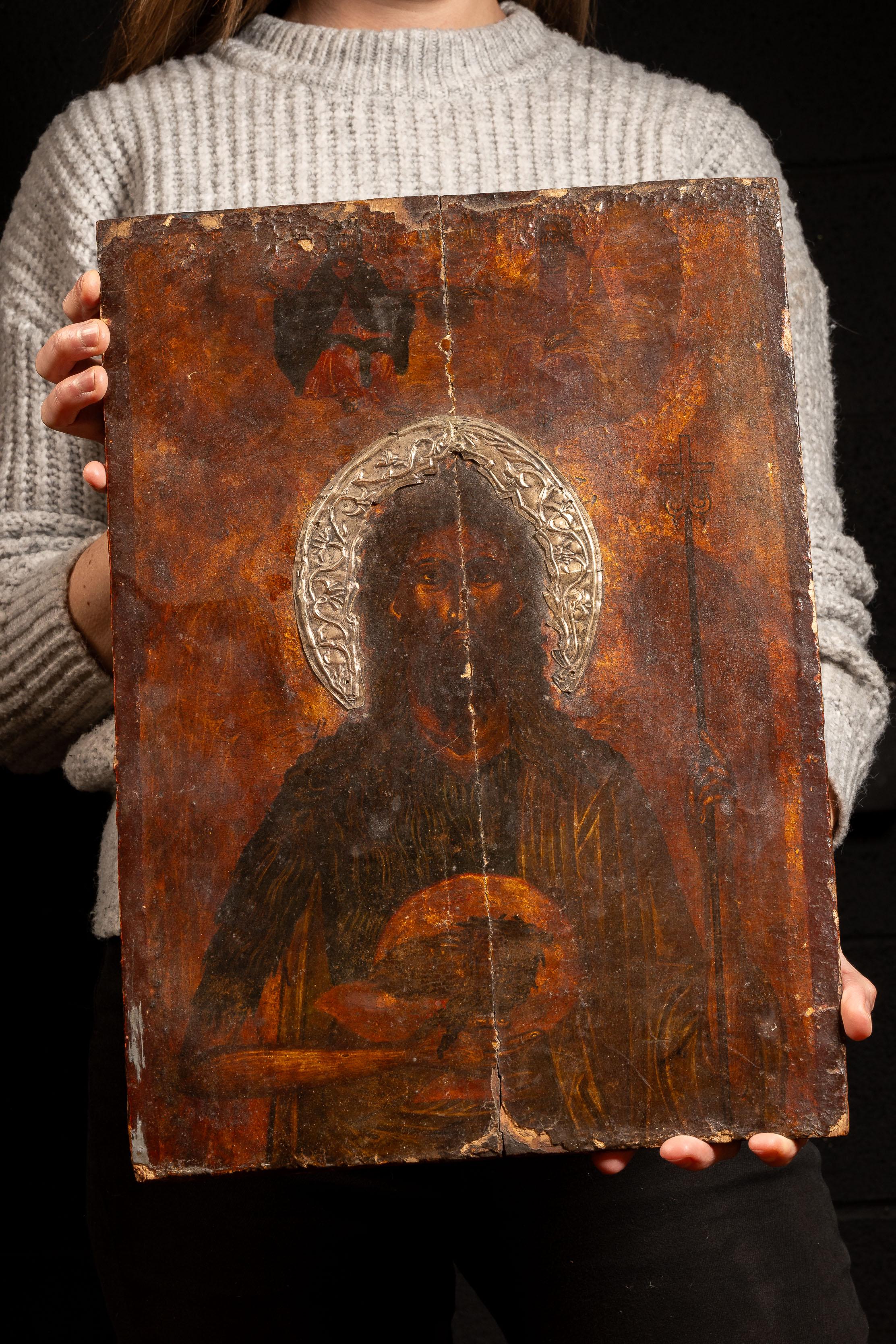 Icono antiguo al temple que representa a San Juan Bautista sosteniendo su propia cabeza, en referencia a su ejecución por decapitación. Esto se debió a que Juan expresó públicamente su desaprobación de que Herodes, entonces gobernante de Galilea, se