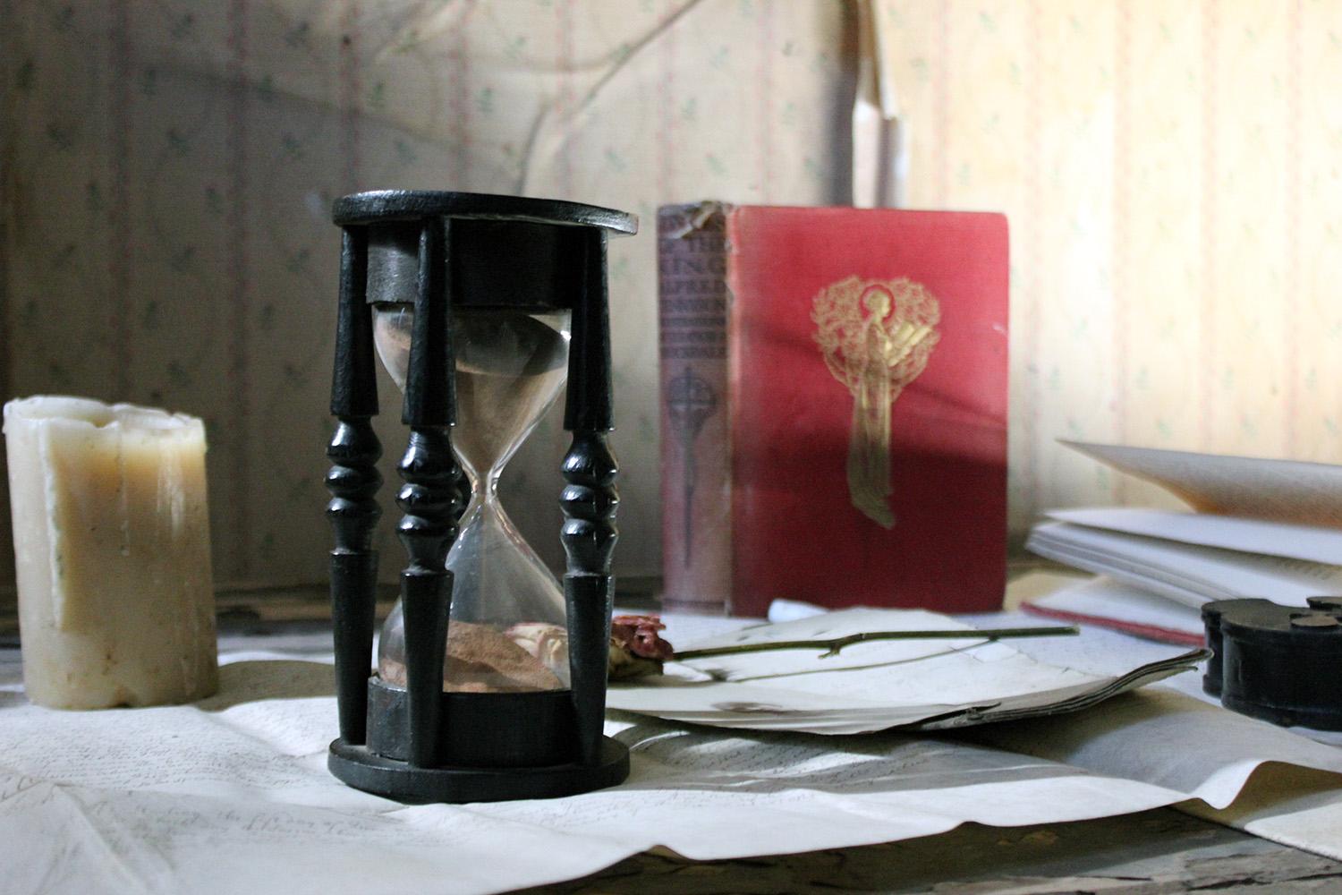 Of typical form, the ebonised oak hourglass or sand-timer, with draught turned ends and five turned columns enclosing the original sand filled glass vial, the whole surviving from Georgian period England.

The items nature means it has been well