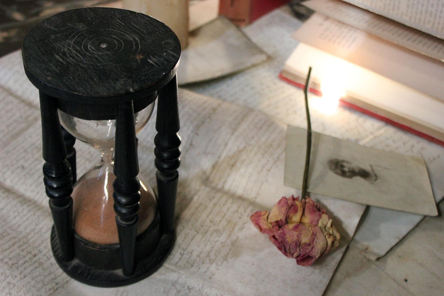 Blown Glass 18th Century Ebonised Oak Hourglass or Sand-Timer, circa 1770