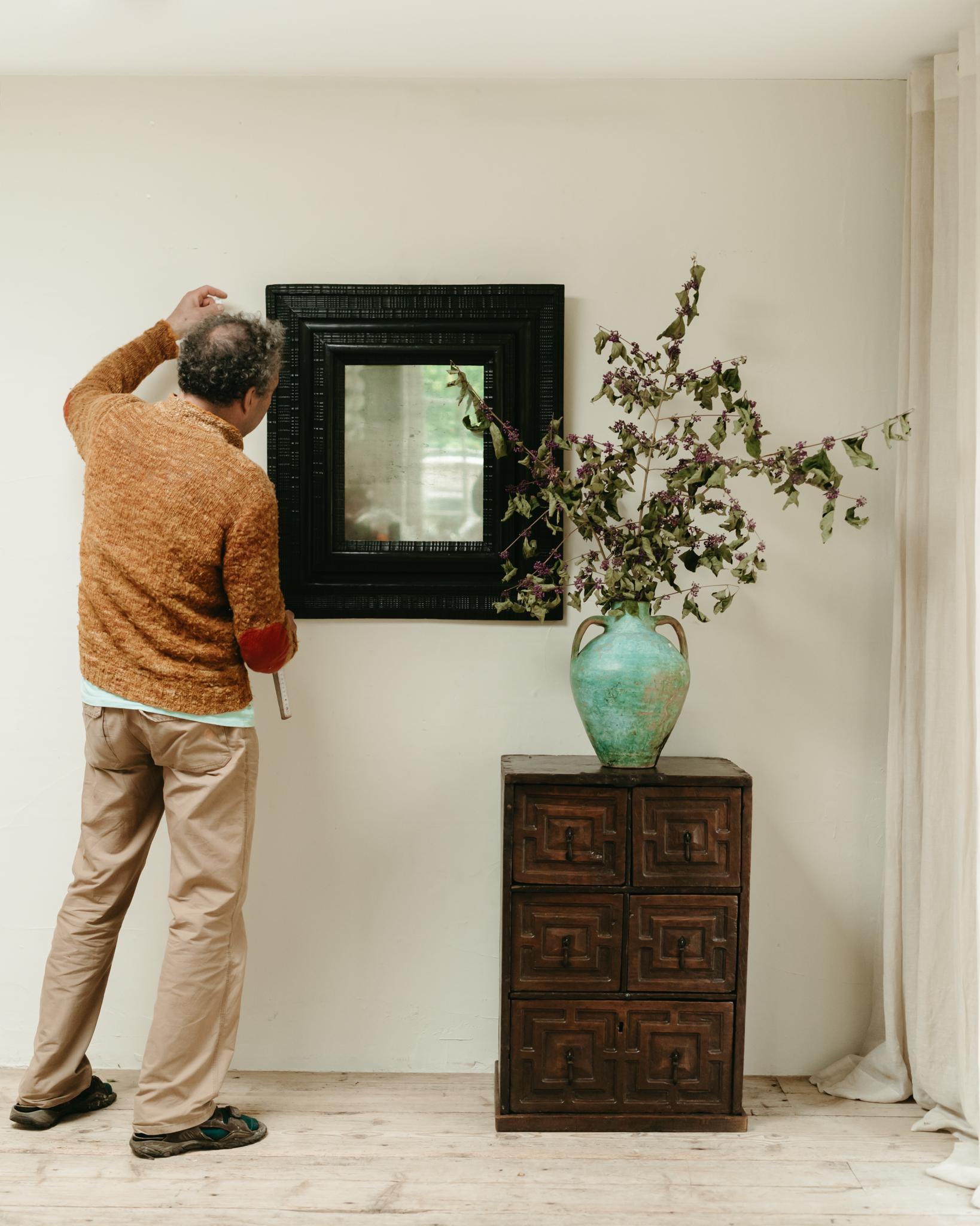 XVIIIe siècle et antérieur Miroir en poirier ébonisé du 18e siècle en vente