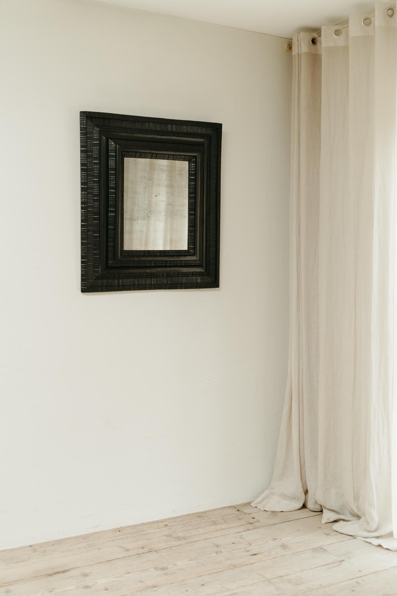 Miroir en poirier ébonisé du 18e siècle en vente 3