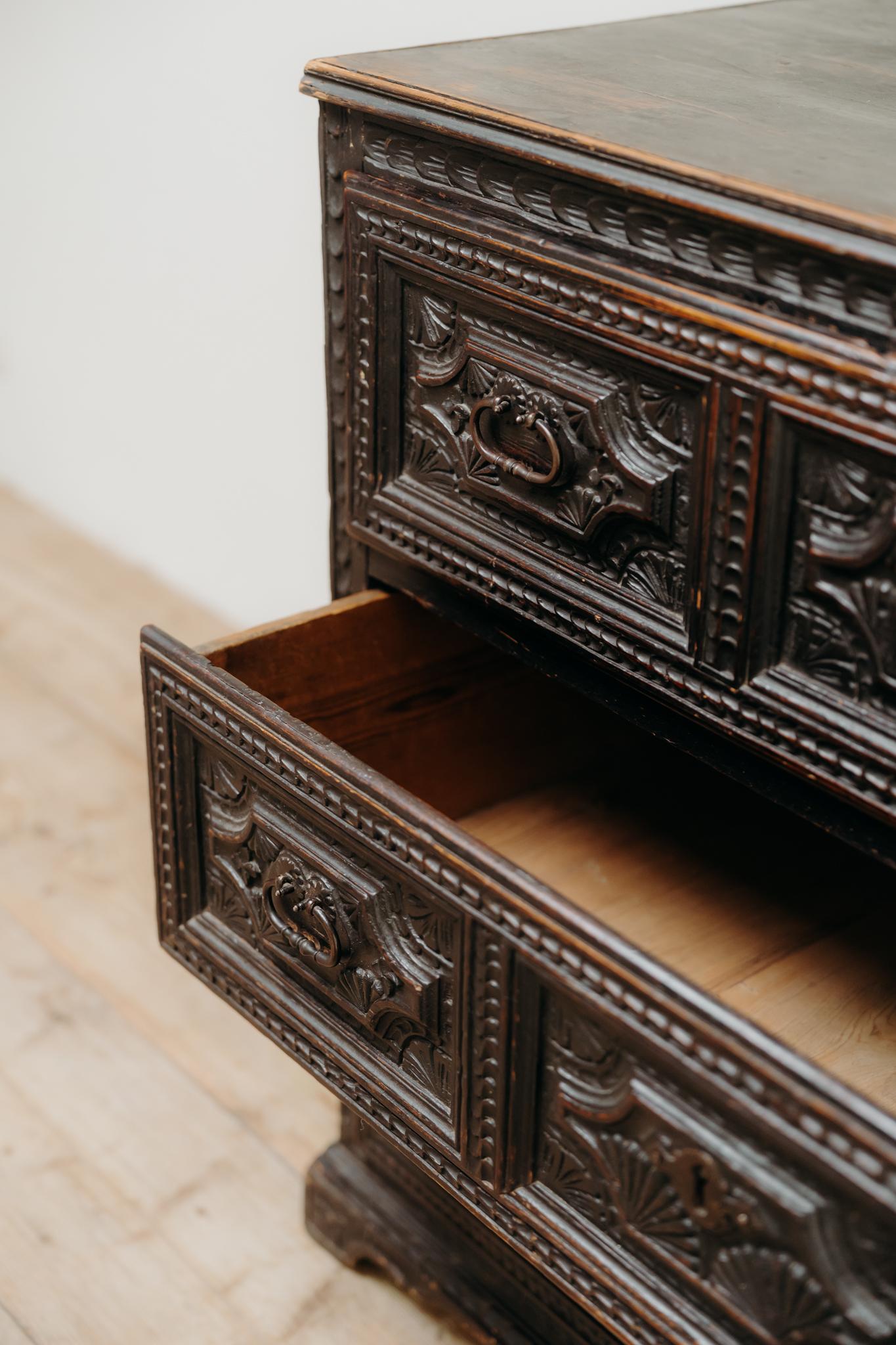 Cómoda española de madera de pino ebonizada del siglo XVIII .. en venta 4